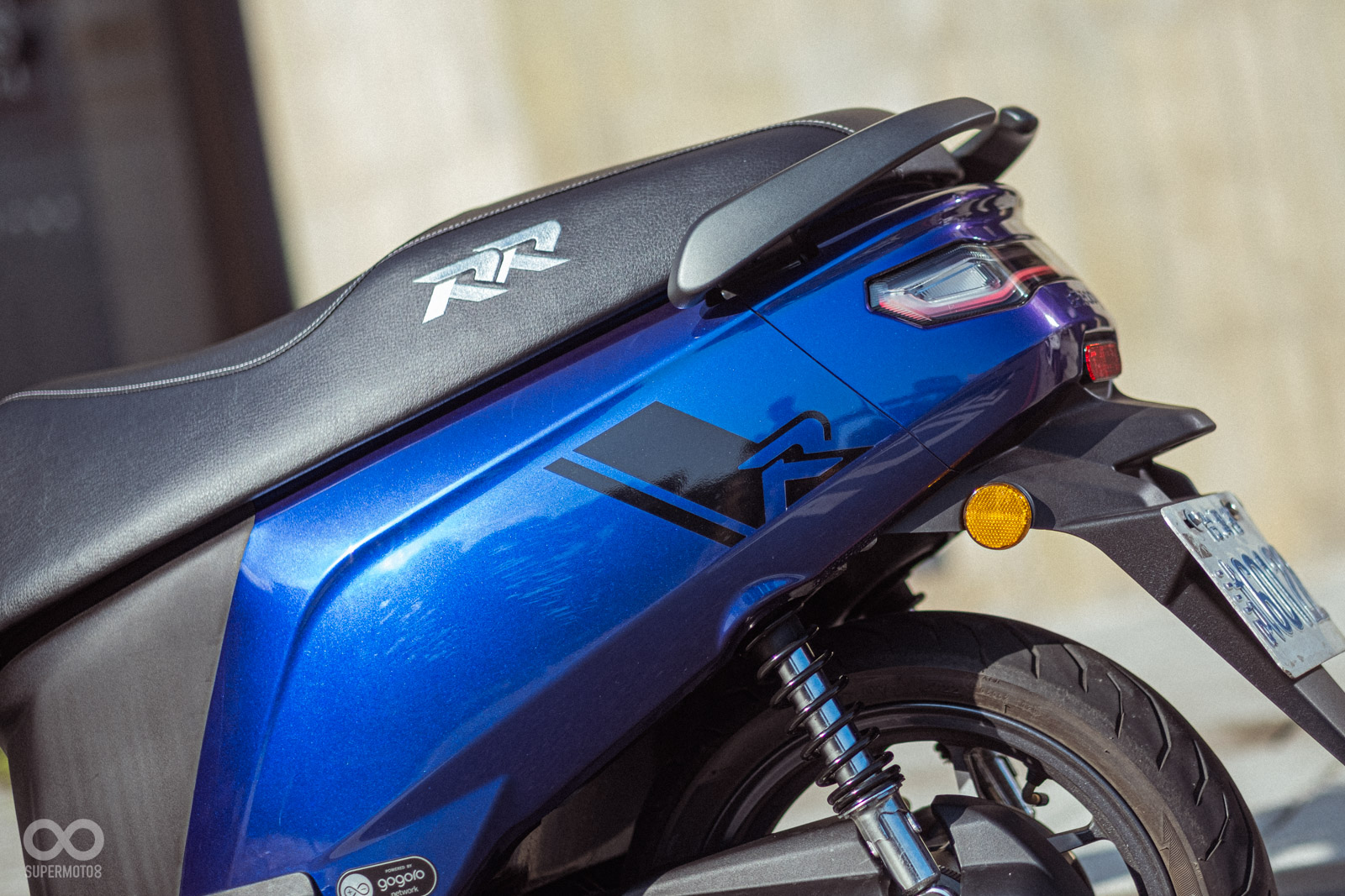 車身使用變色龍烤漆的藍、紫雙色，座墊上也加入新的RR電繡字樣