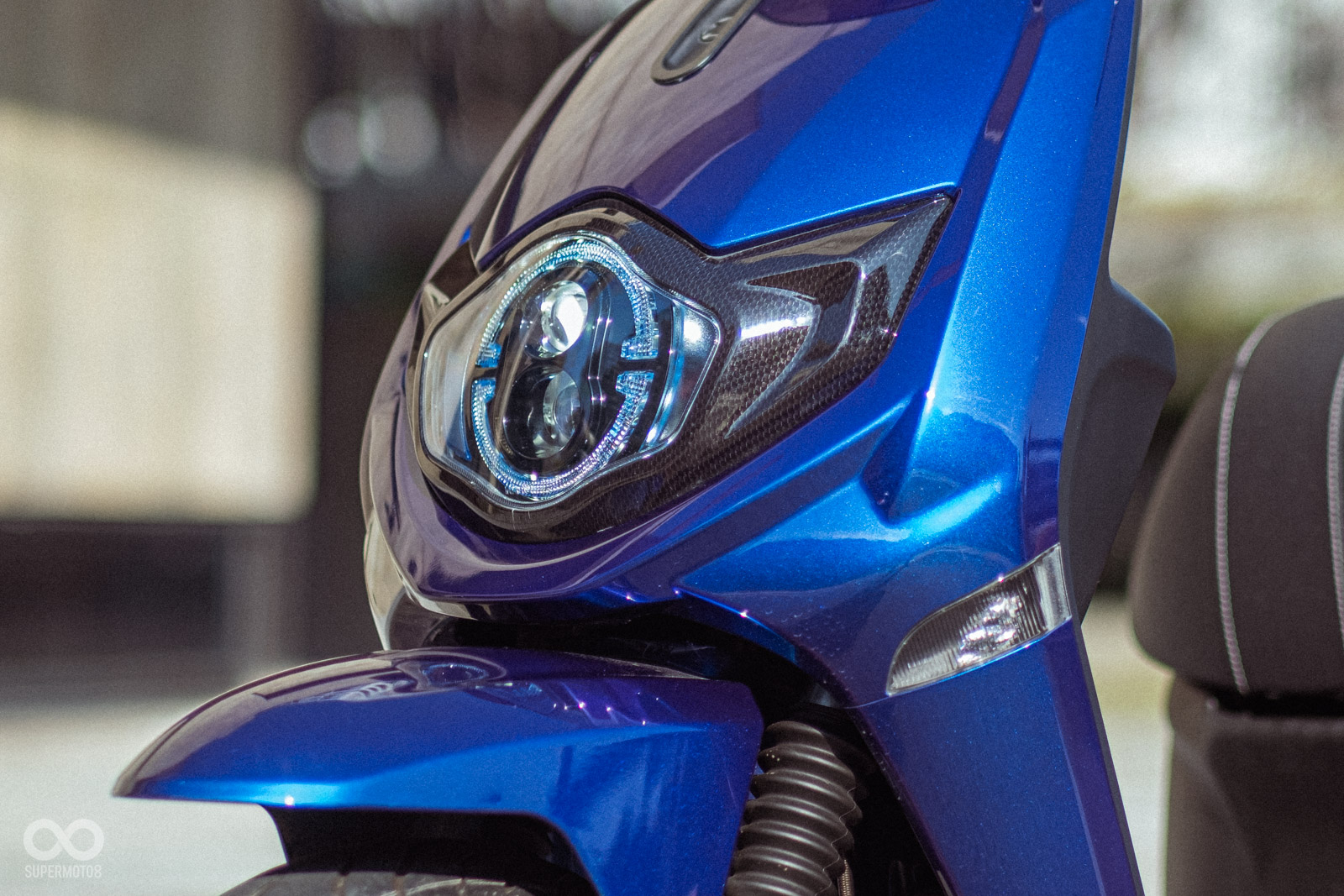 雙魚眼大燈，外圈以碳纖維裝飾蓋點綴