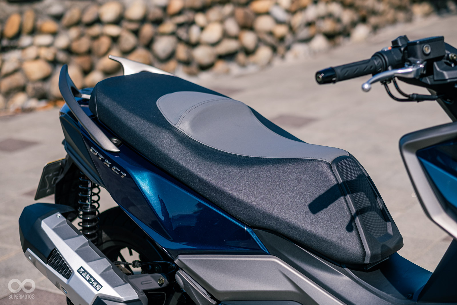 前座空間相當寬大，筆者180的身高如果要頂到腰靠位置，手臂幾乎已全打直