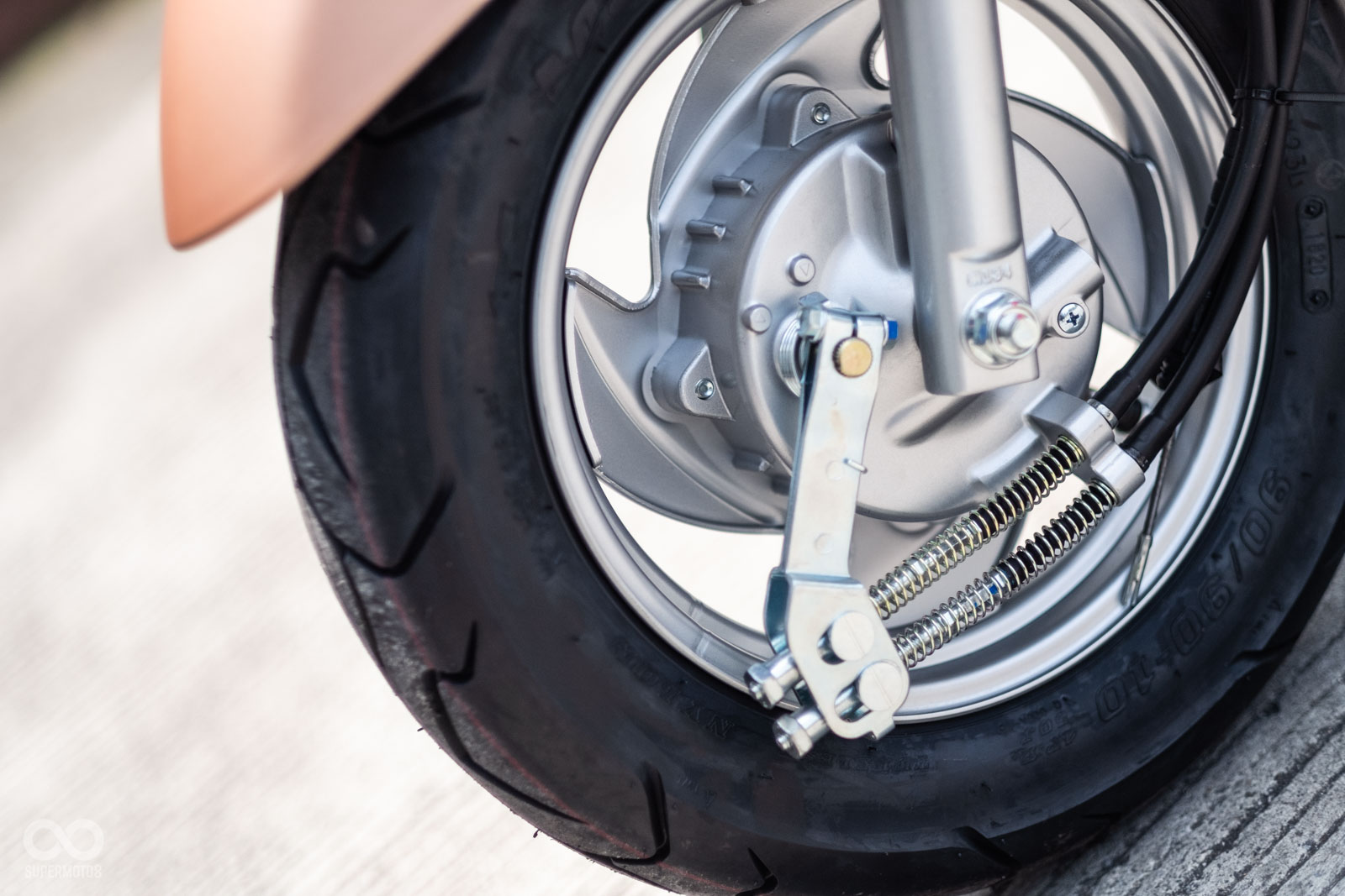 因為CBS 2.0機構,所以前輪會有兩條鼓煞拉索