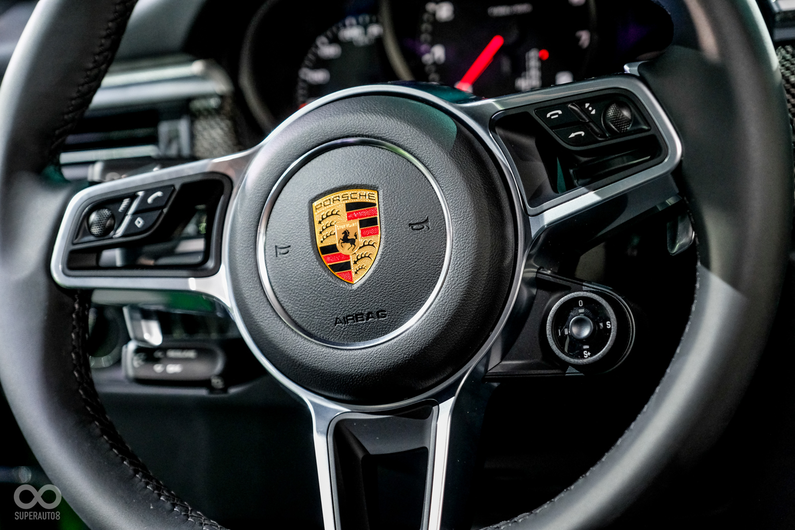 Macan更可選配Sport Chrono跑車計時套件,車主能按照個人喜好,調整透過方向盤上的旋鈕選擇不同駕駛模式,分別有「Normal」、「Sport」和「Sport Plus」、「Individual」等四種駕駛模式