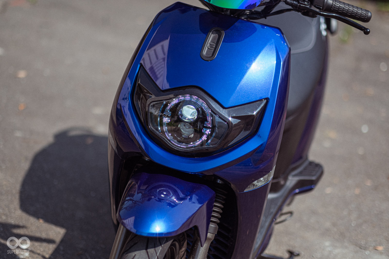 雙魚眼大燈，外蓋也同樣使用碳纖維裝飾