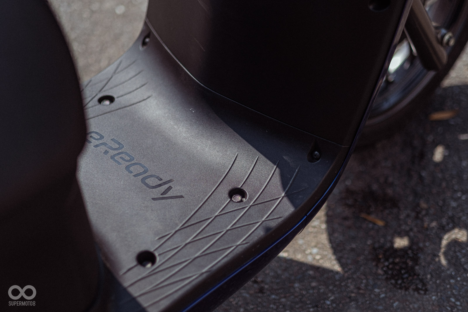 腳踏上有止滑設計與eReady字樣