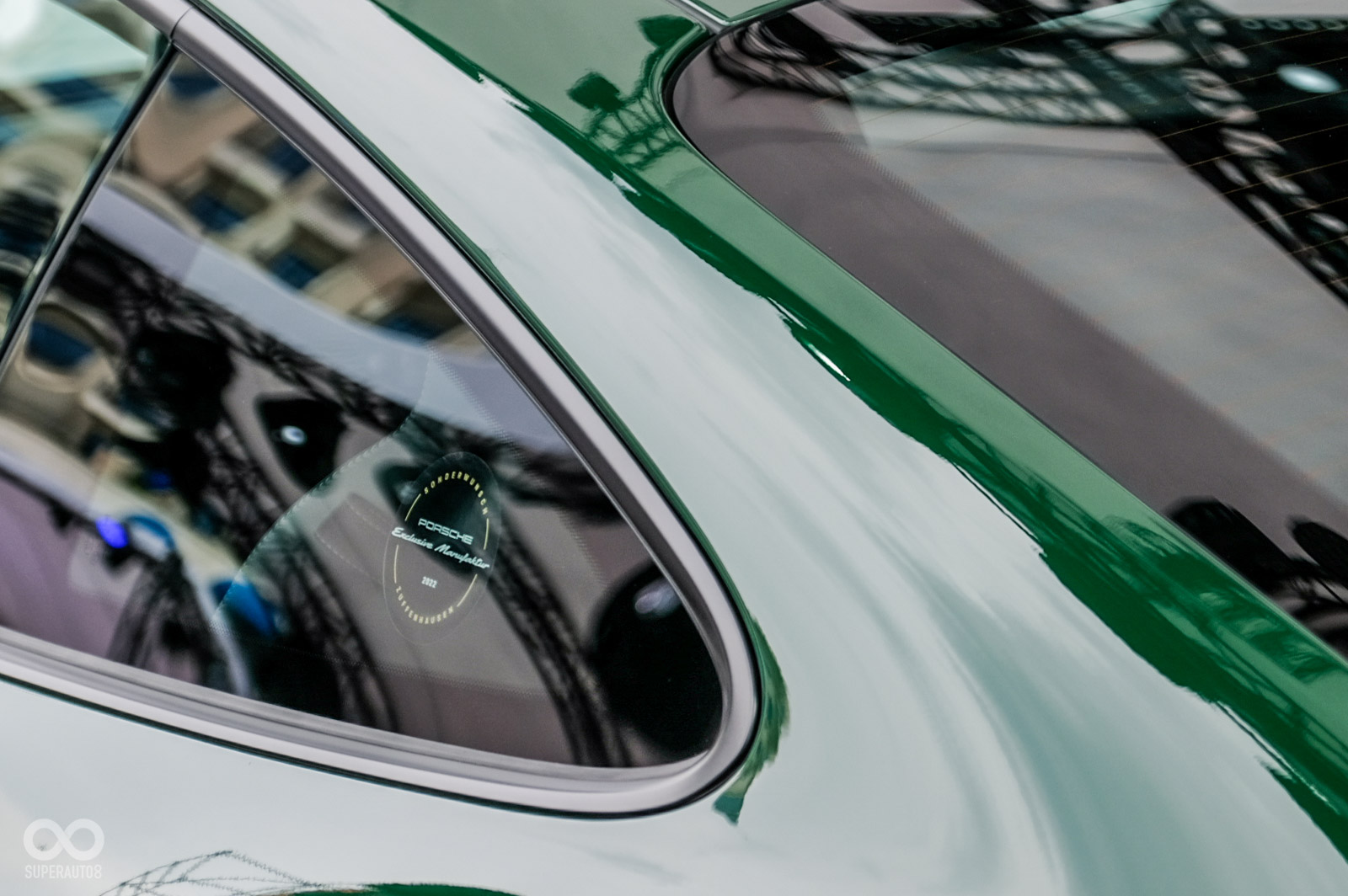 後窗配有專屬貼紙