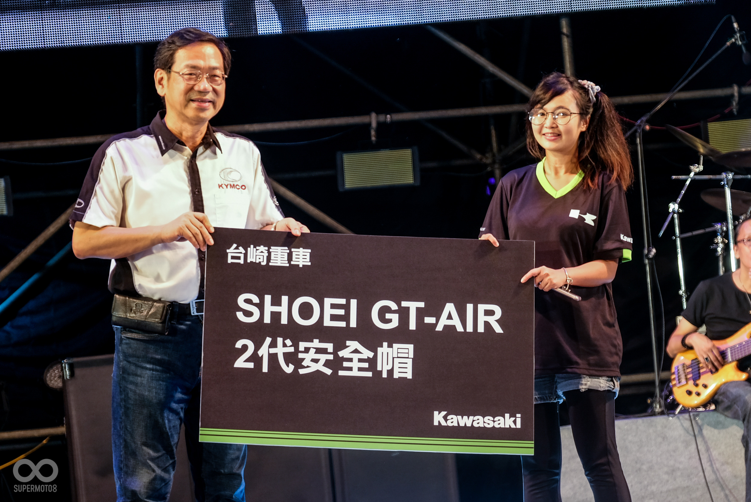 KYMCO柯俊斌執行長與得獎車友合影