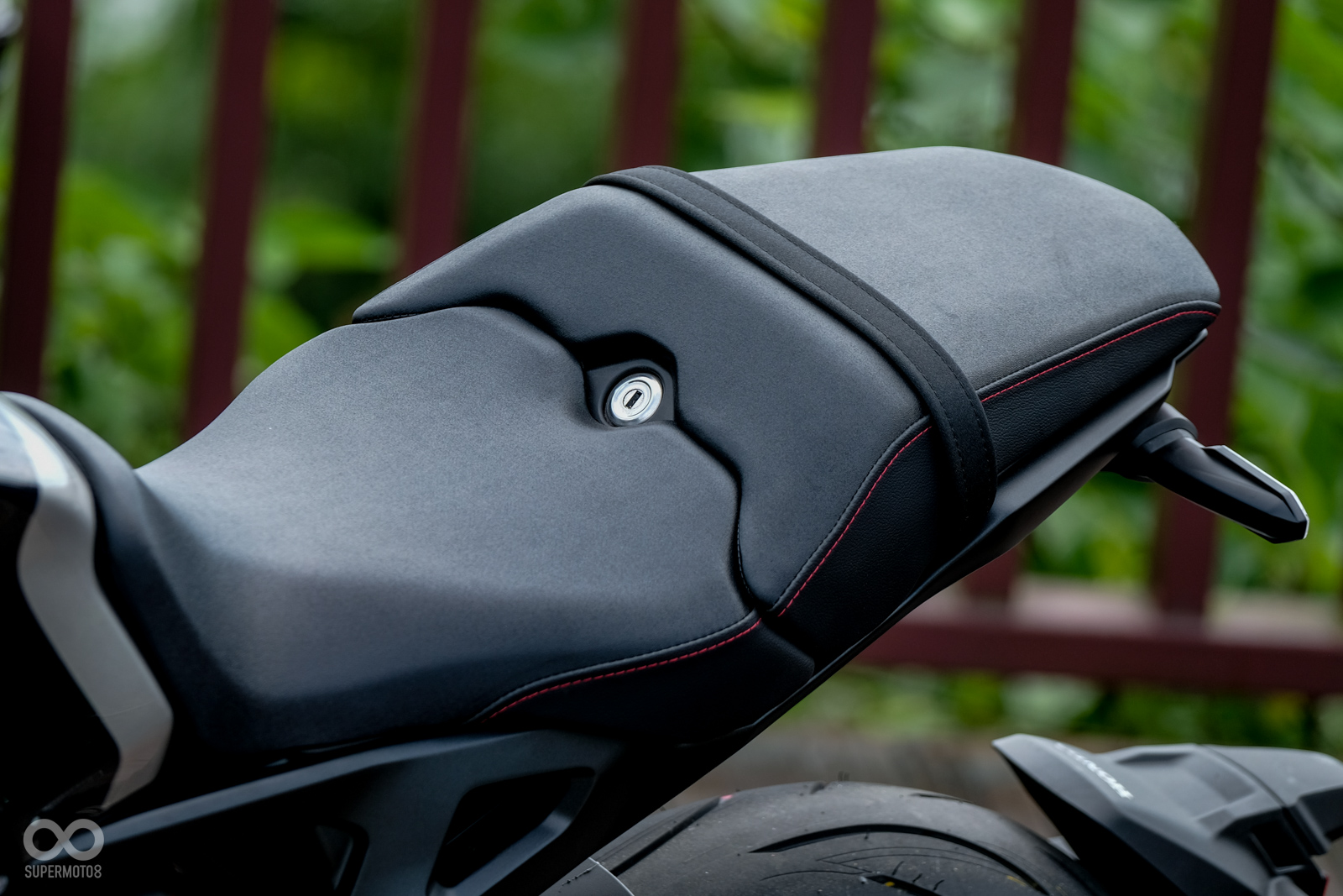 由於背脊式車架造就纖細的車身,坐墊前端削切角度適合更多騎士