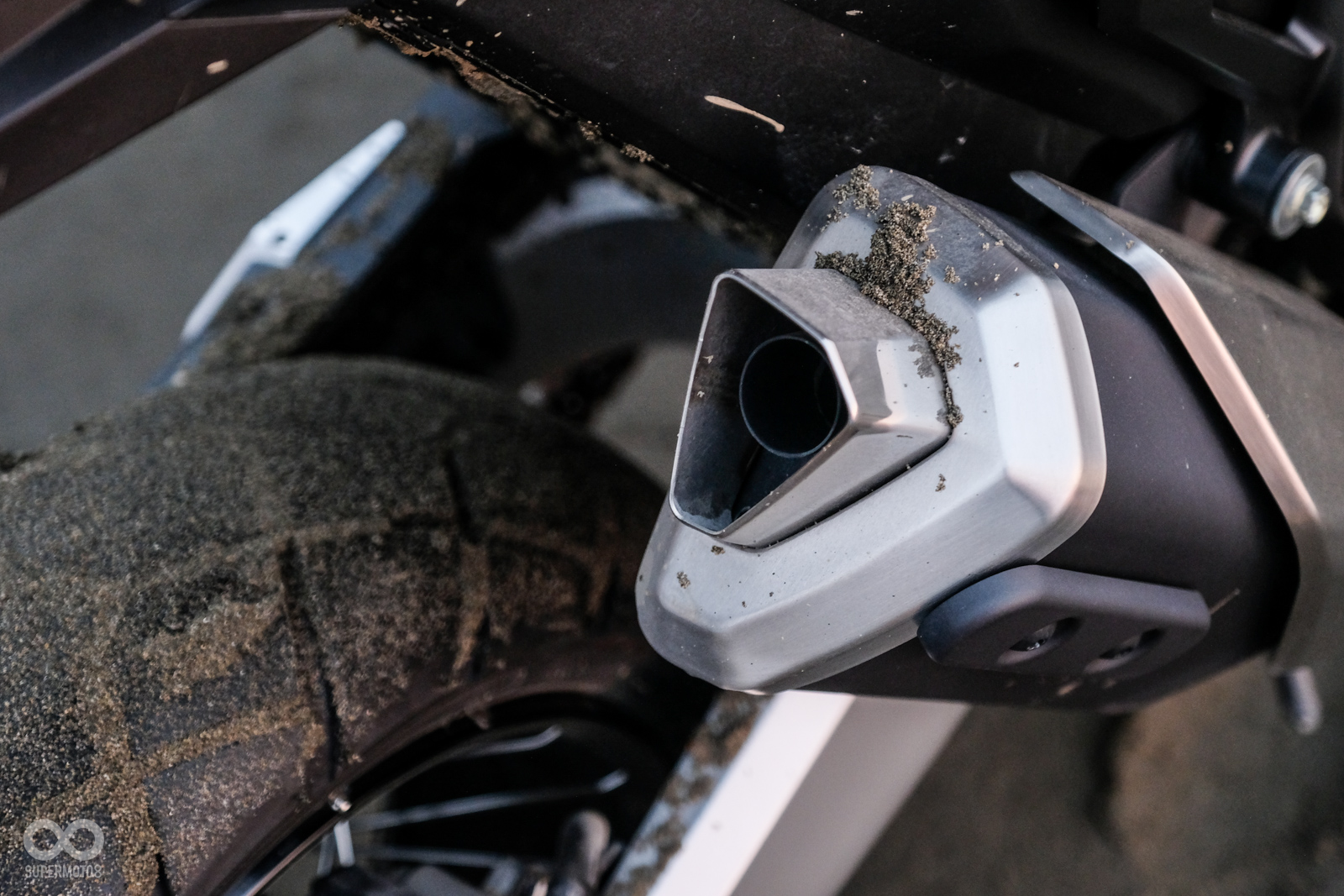 面對沙灘,原廠配胎已被沙土填滿,毫無抓地力