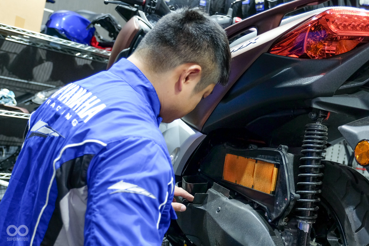 維修區內還設有置物架,以工件不落地原則,拆下來的殼件或是待裝的零件皆置於此,避免刮傷也讓施工現場更井然有序