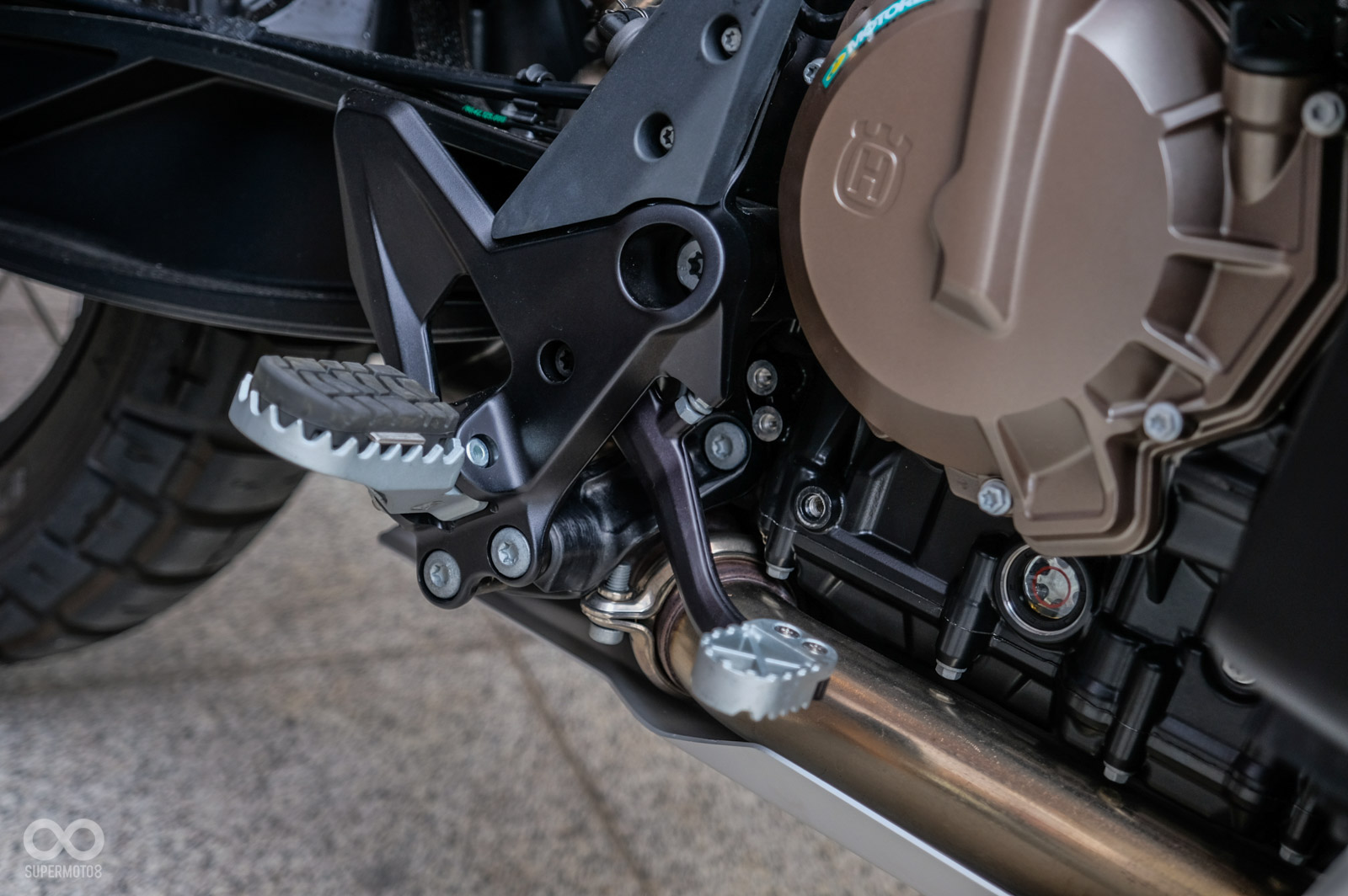 為了對應越野騎乘需求,把手冠座具有前後三鎖點可對應不同體型微調,腳踏也可以調整角度對應站立騎乘需求