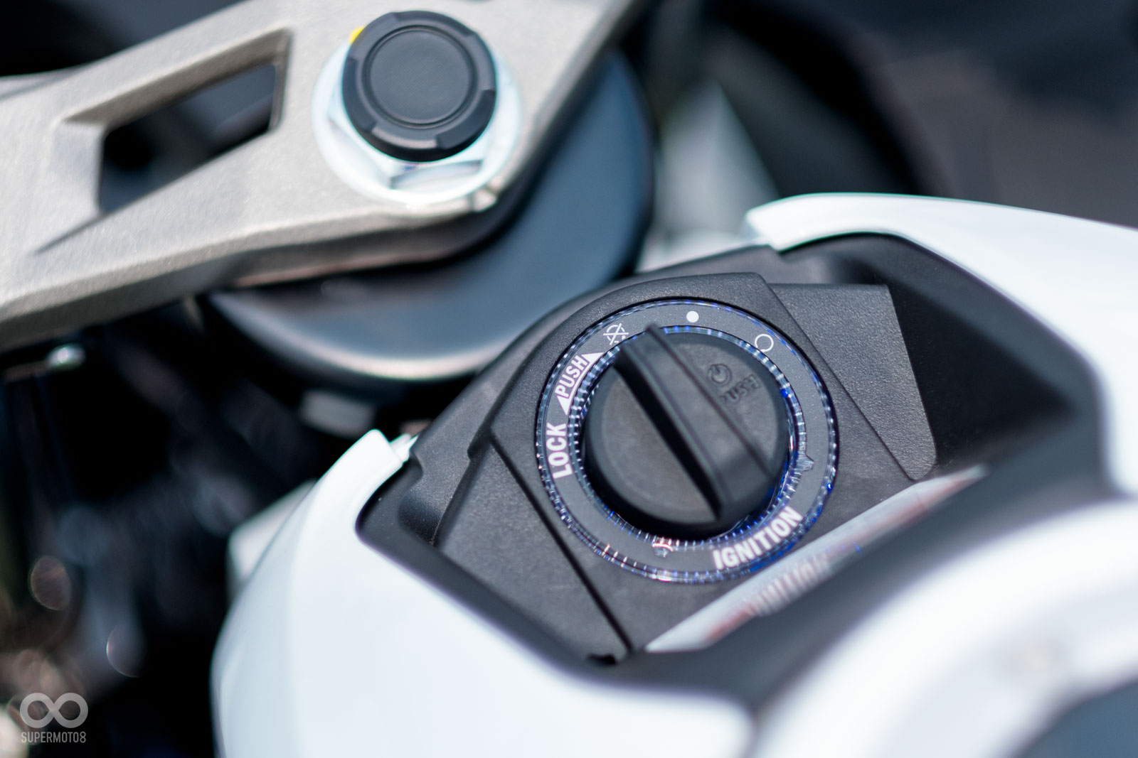 2020年式車款電門開關旁加上藍色迎賓燈