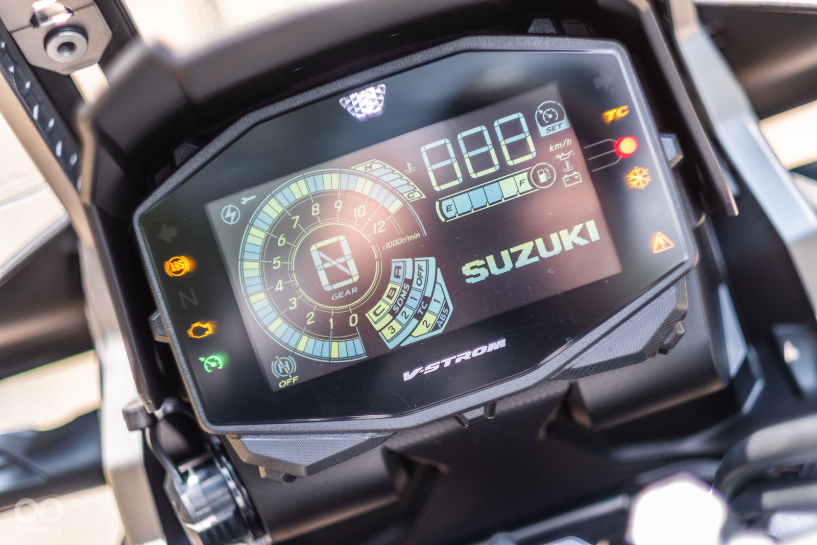 雖然沒用上浮誇的TFT全彩儀錶,但功能資訊顯示相當清晰