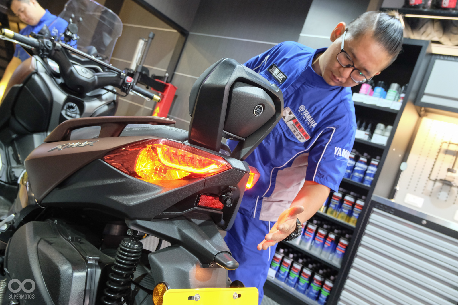 技師相當用心的在檢查方向燈