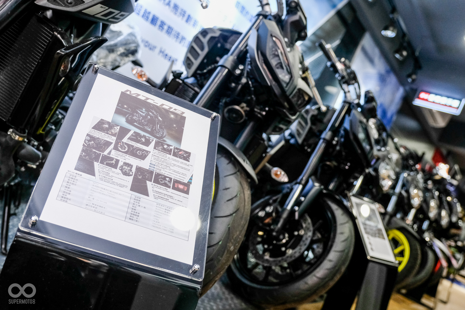店內重機一應俱全,店家也貼心地擺放簡介提供顧客快速瀏覽車輛規格