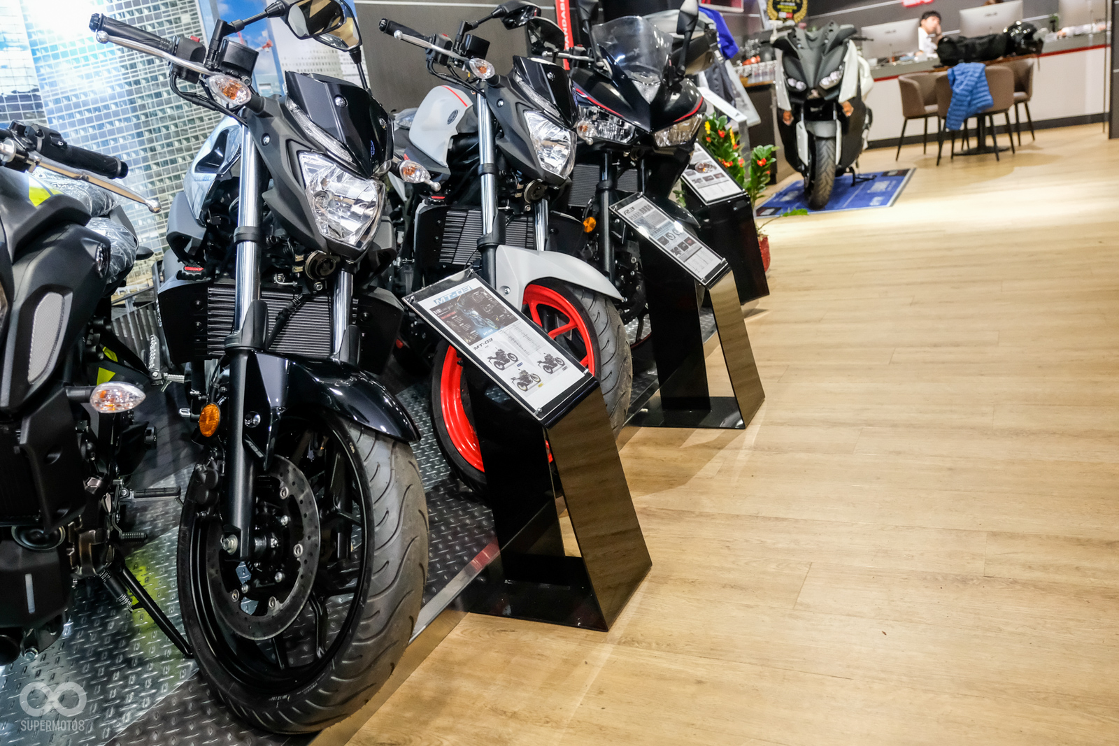 2019年,白橘配色的YAMAHA MT-03也有展示
