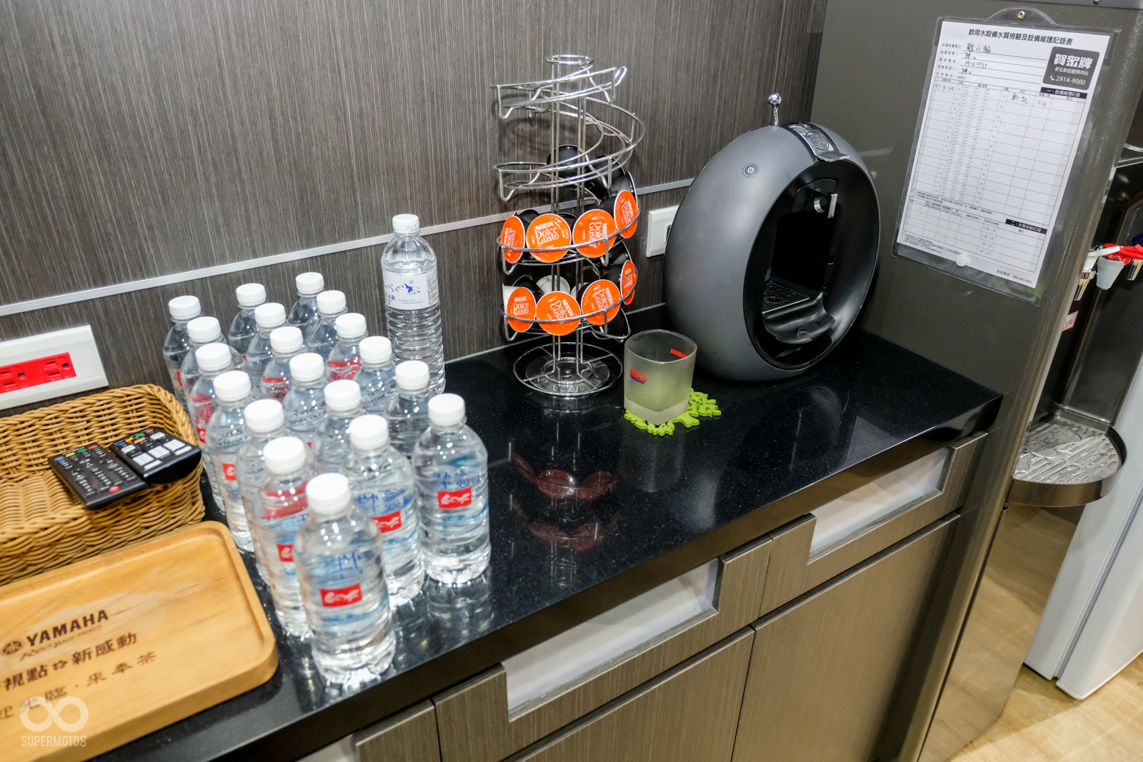 店內提供礦泉水、膠囊咖啡機等多樣飲品