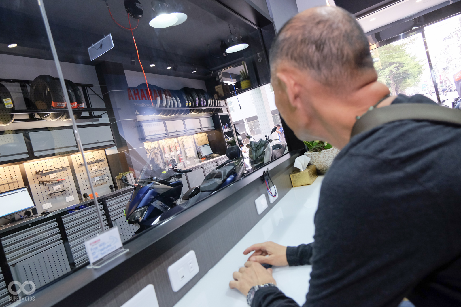 車主也能在吧台區看著自己的愛車保養