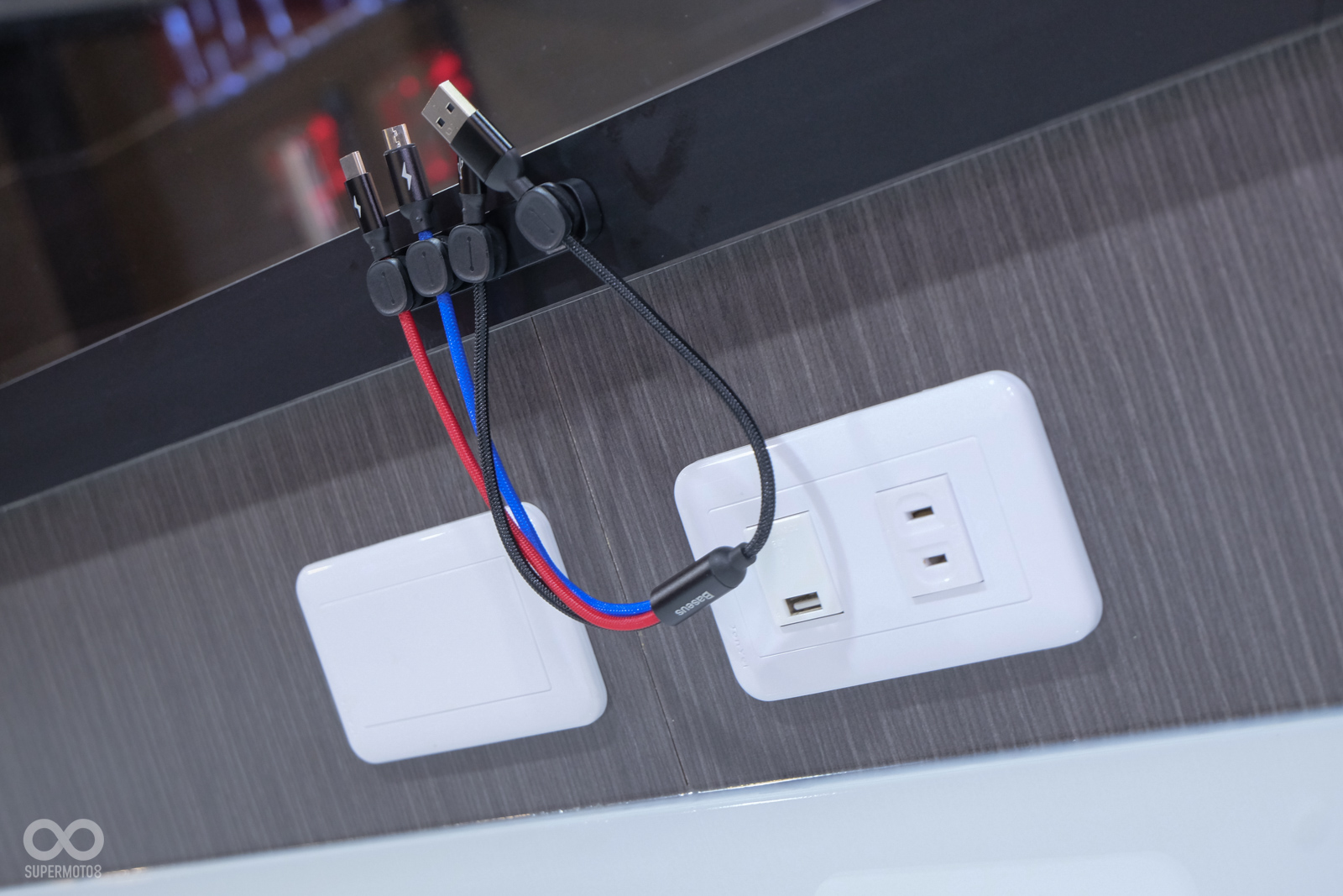 店內相當貼心提供了充電裝備