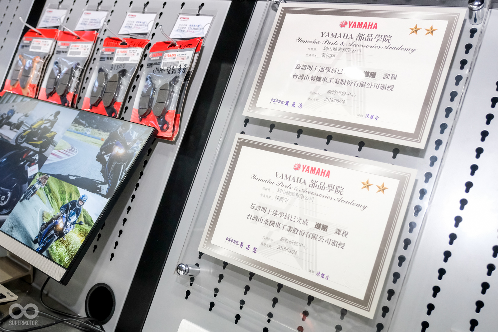 明亮的維修空間打破過往對於機車行的既定印象