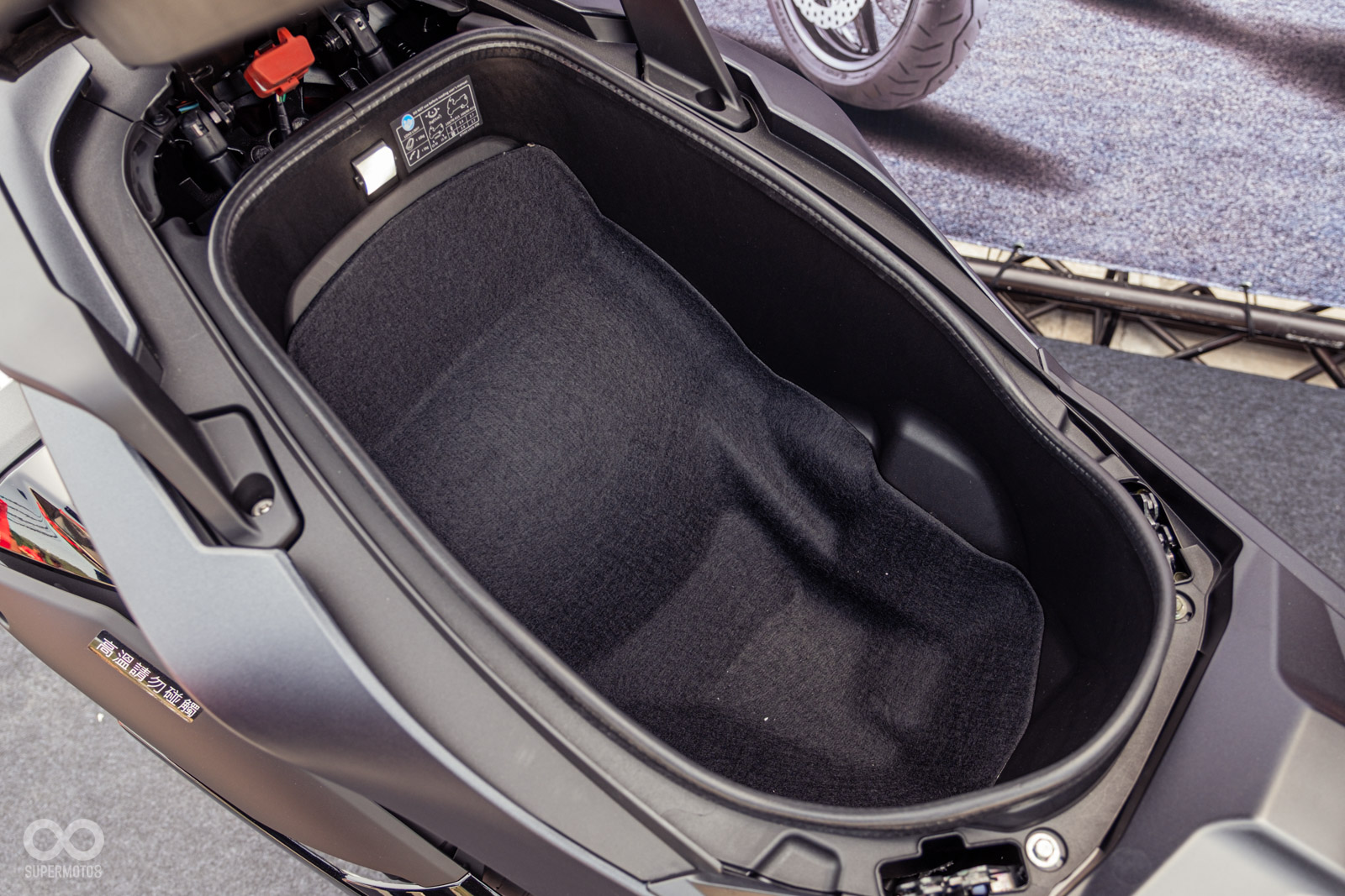 33.15 公升 的置物空間,前端可放下安全帽,車尾位置可再放個隨身包包不是問題!