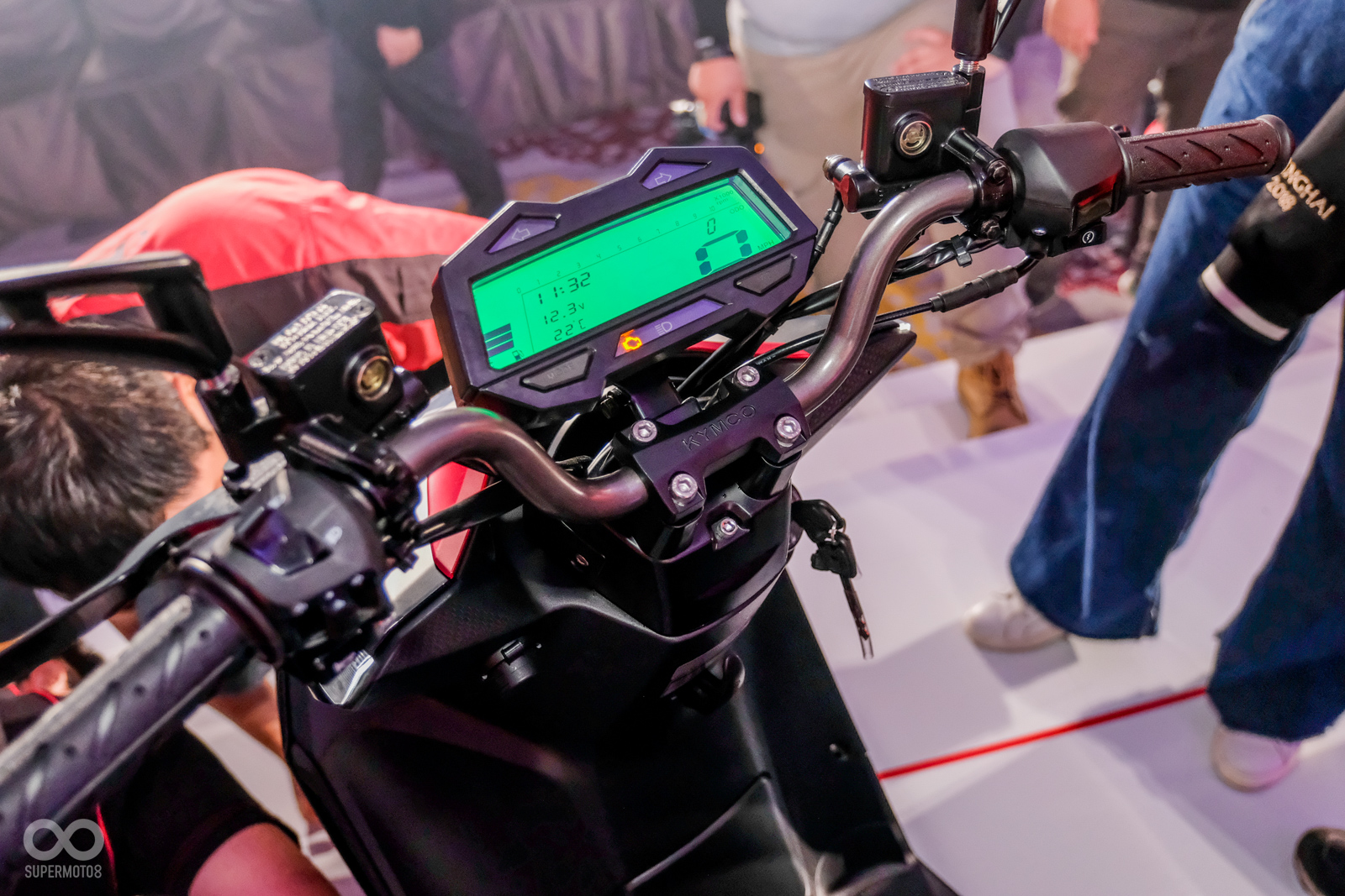 跑酷 125採用裸把設計，搭配上同樣風格的液晶儀表，儀表上還具有戶外溫度顯示