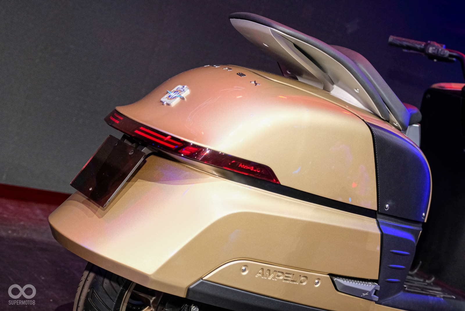 MV AGUSTA Ampelio雖然為Ionex雙生車款,但整體外型完全跳脫現有架構,筆者特愛獨特的車尾造型