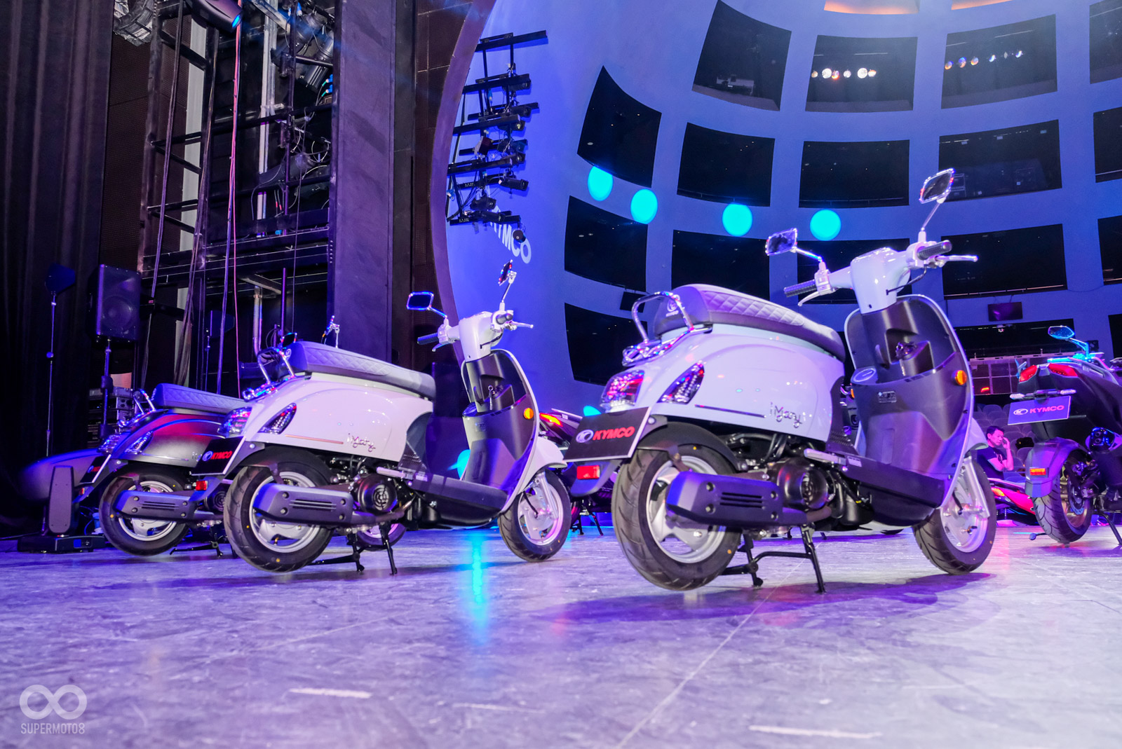 iMany前面板導入鑽石紋路點綴,坐墊後方也加上全新Logo