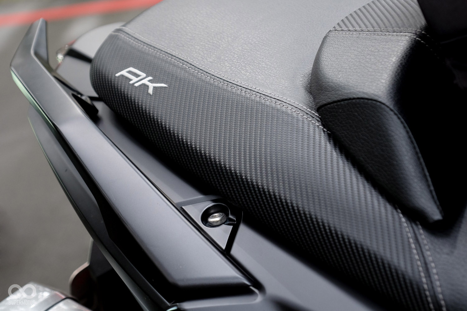 後扶手與車身使用嵌合的概念