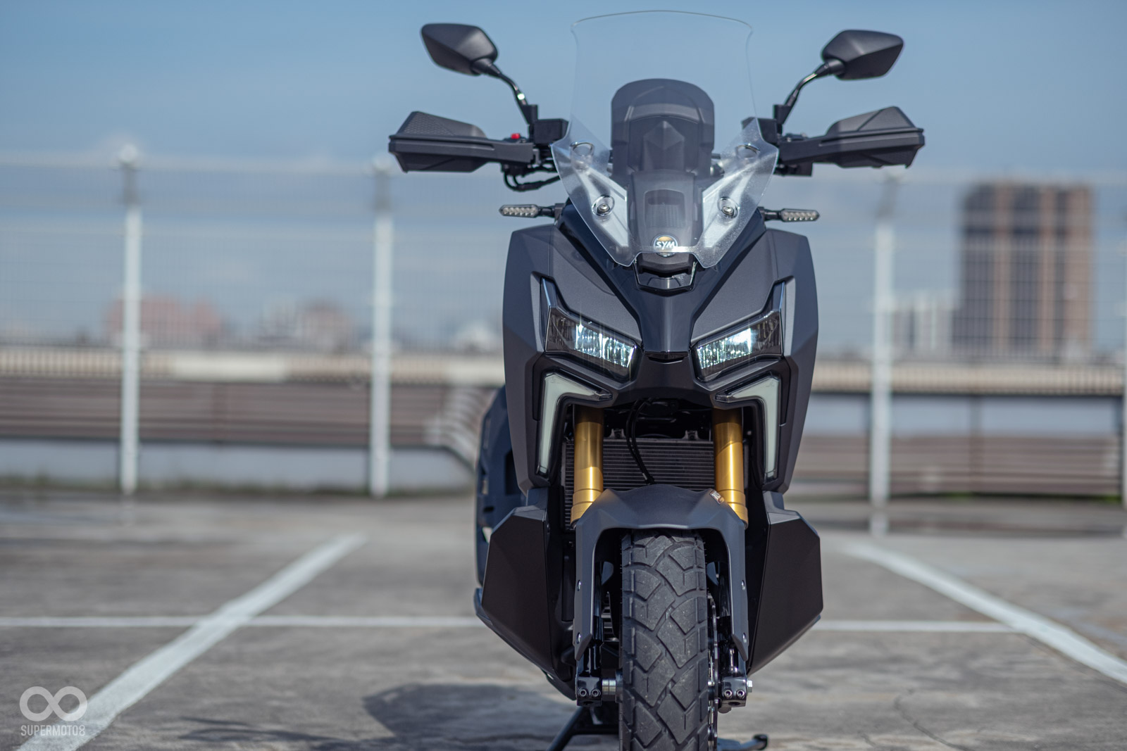 ADXTG也承襲了大型ADVENTURE車款招牌的上抬車頭，營造出霸氣的視覺感受