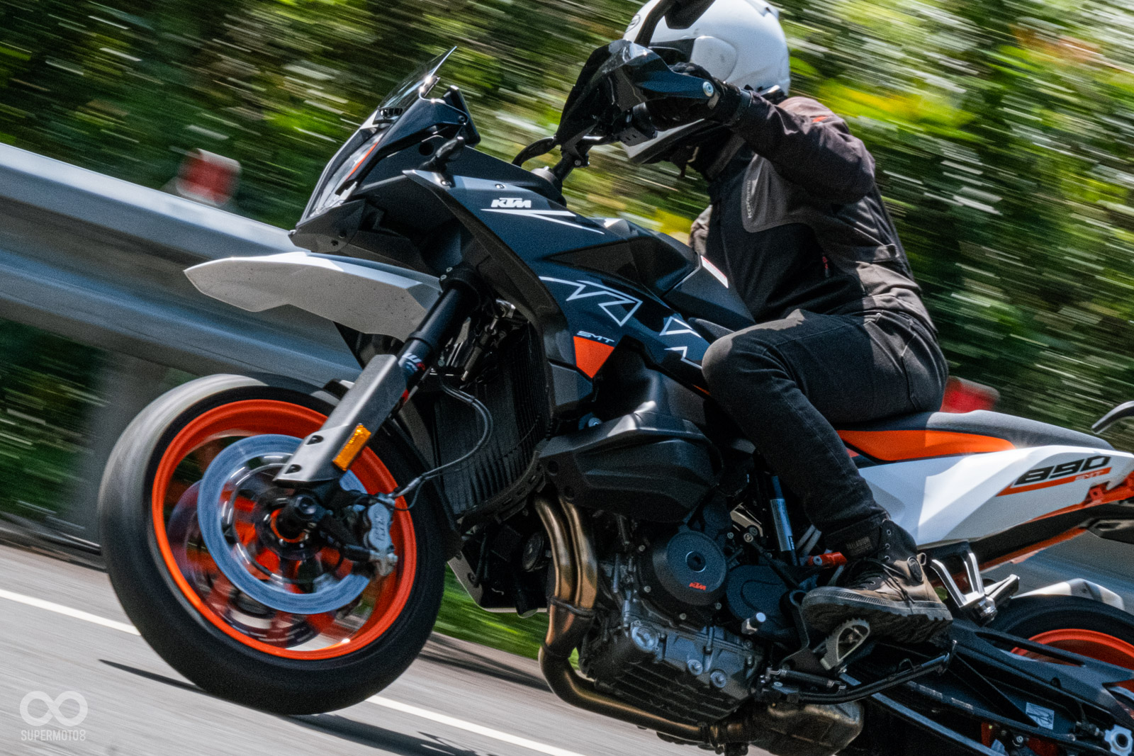 180mm偏長的懸吊行程,讓890 SMT保有類似ADV車款的自由度,同時偏硬的懸吊調校和17吋運動胎,又給到騎士更充足的信心