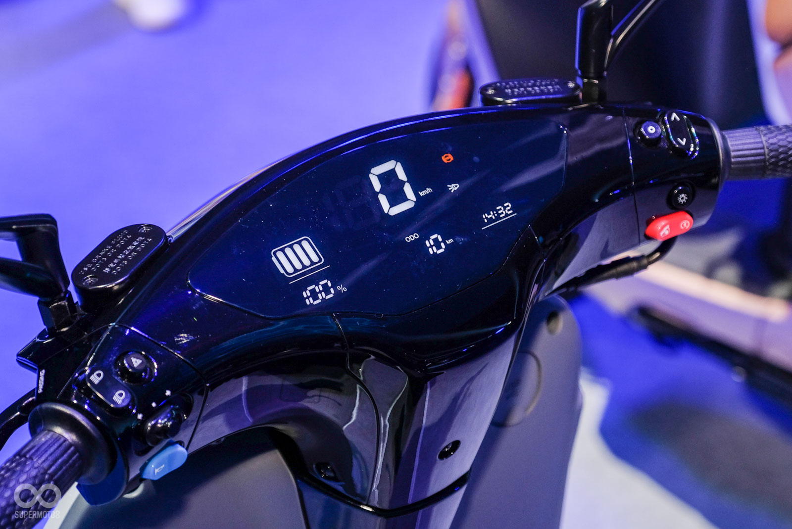 單色液晶儀表,上面的電量顯示和競品的顯示方式不同,相當有趣