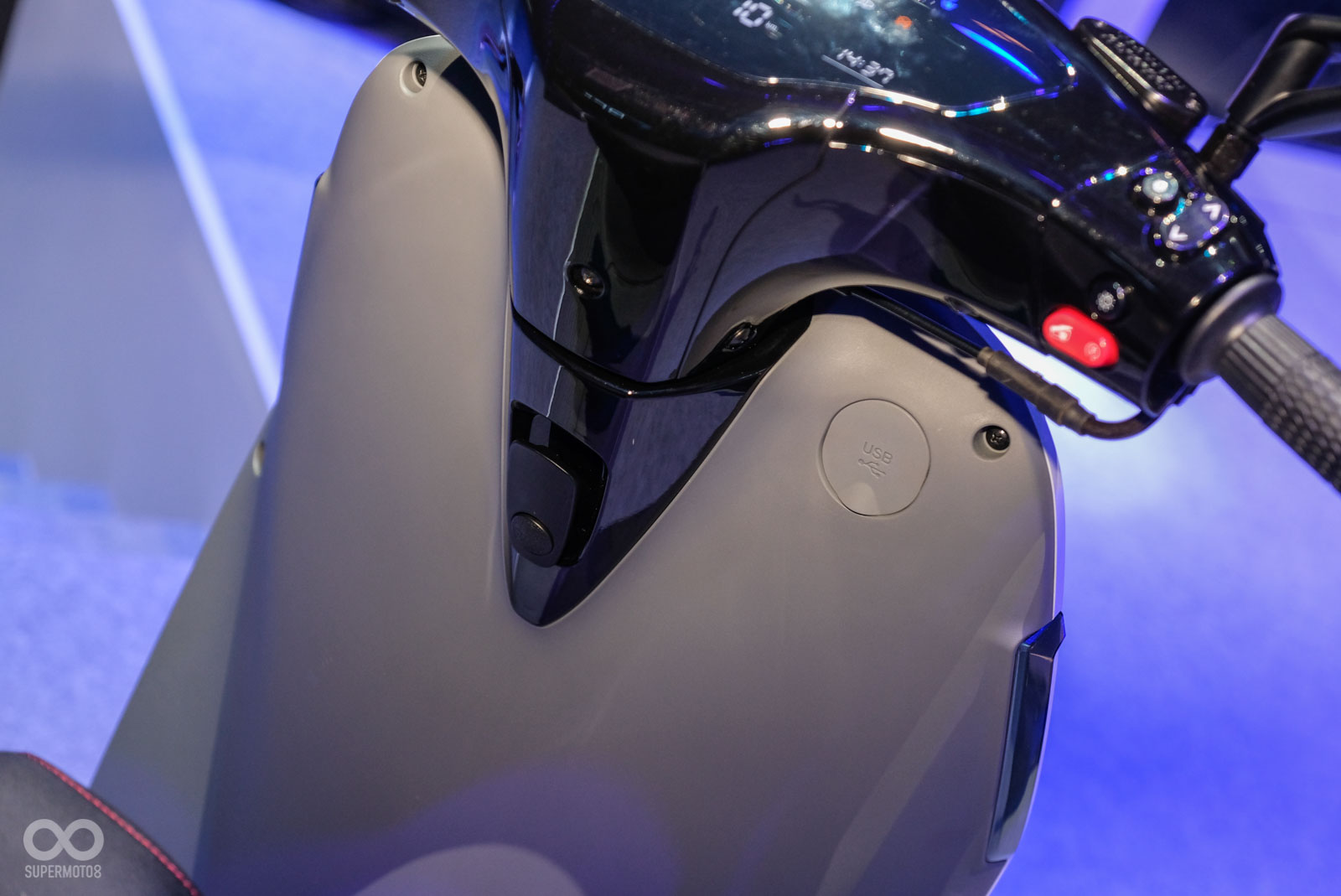 前面版內相當平滑,沒有手套箱較為可惜