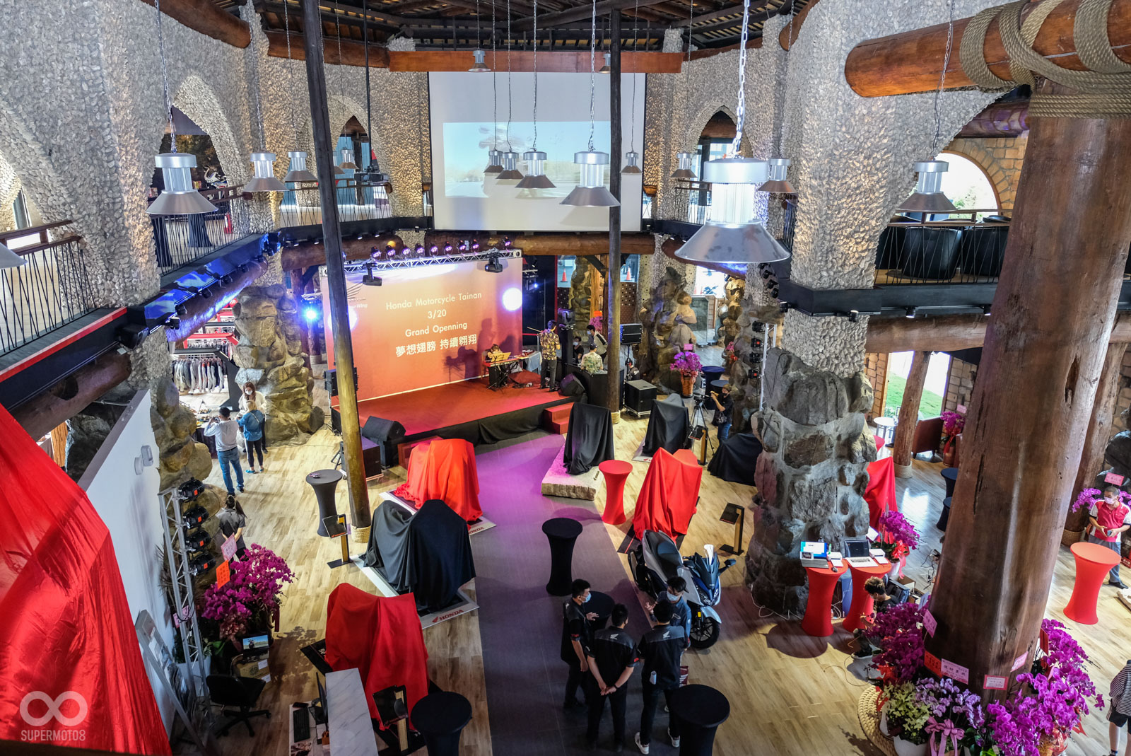 台灣本田台南店占地800坪，展間內部使用樓中樓佈局