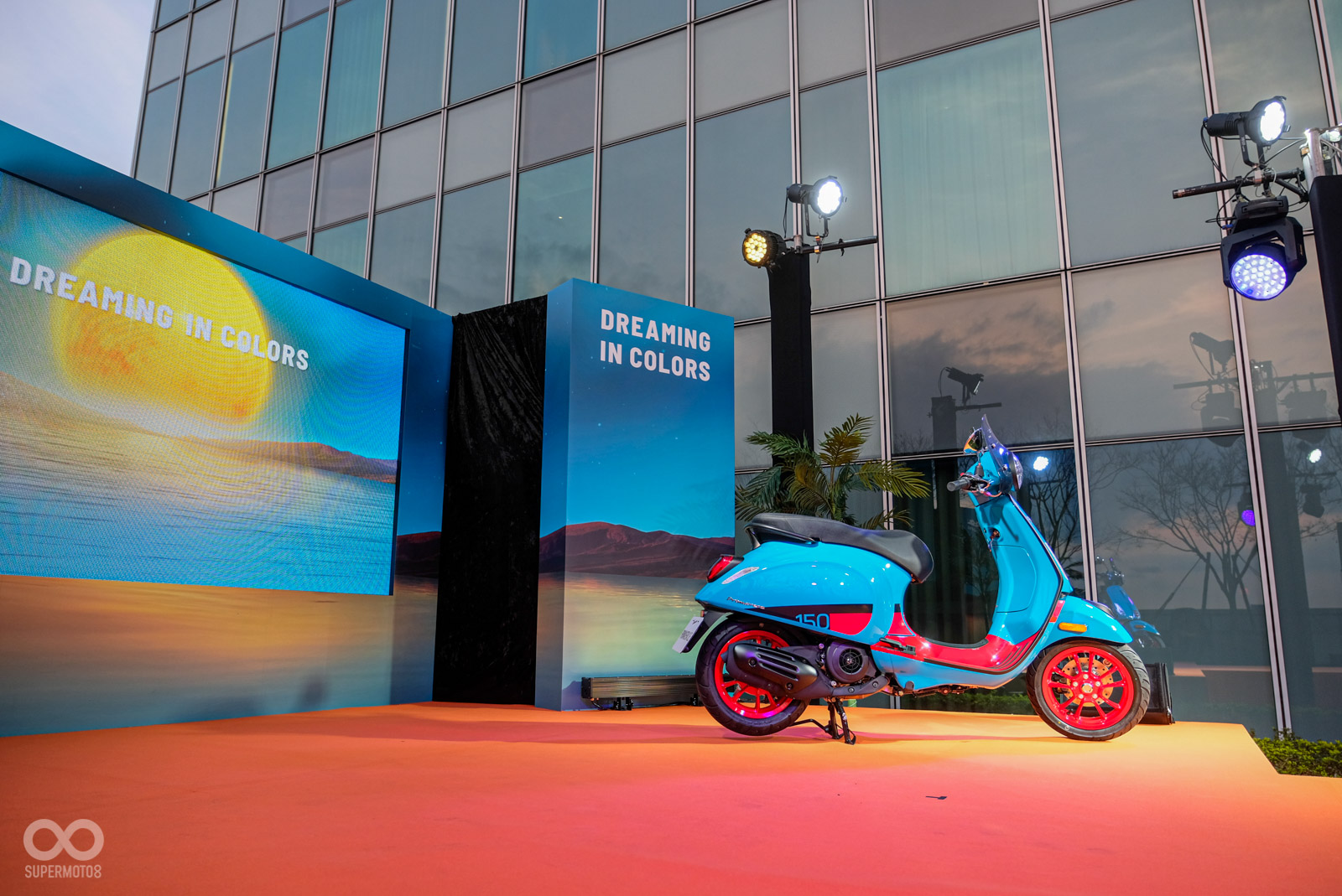 除了明顯的鮮豔顏色跳色外,也可以在細節中看到帶有運動感的黑色點綴