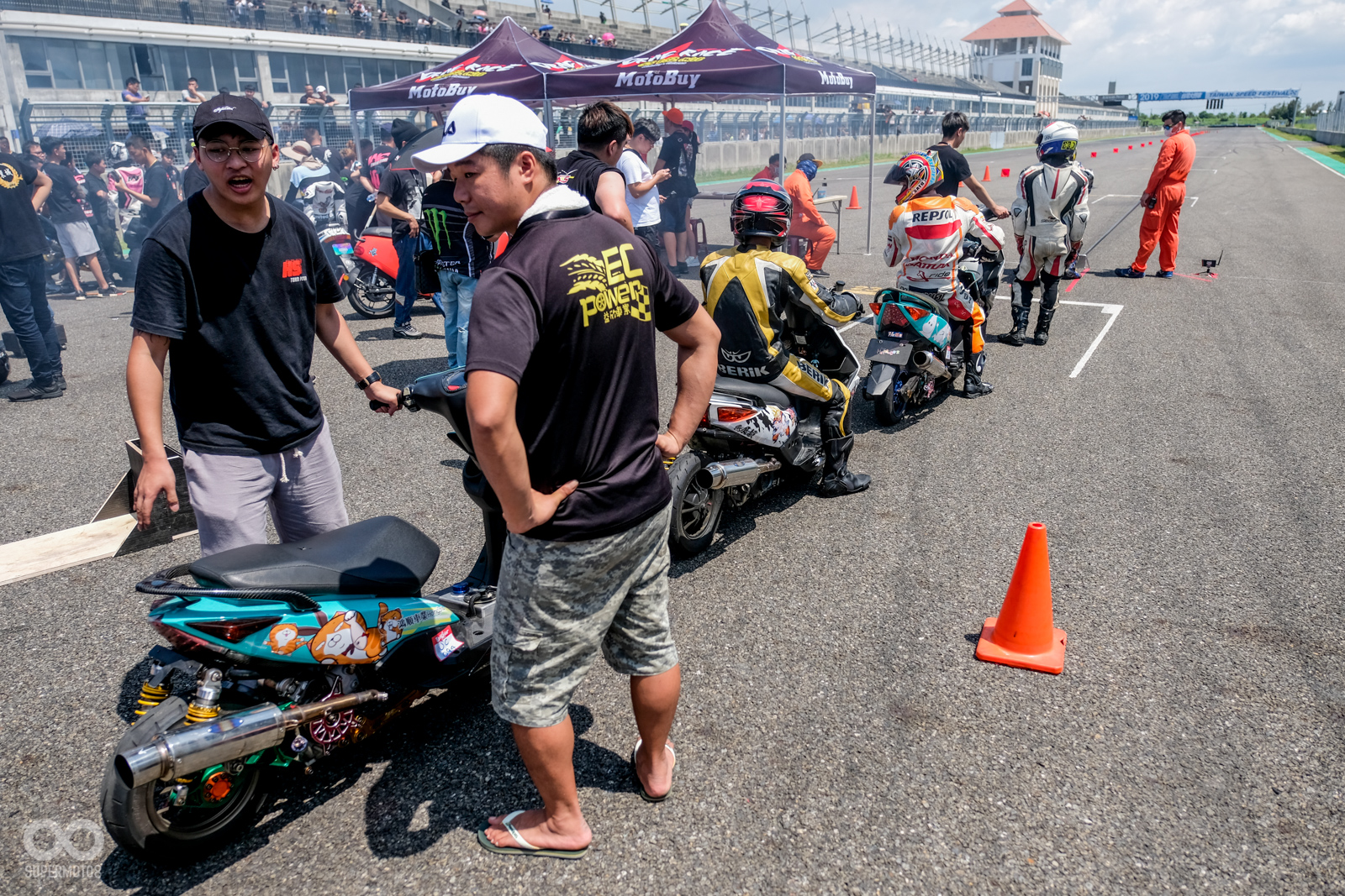 採用大鵬灣看台前的大直線,比賽距離200m