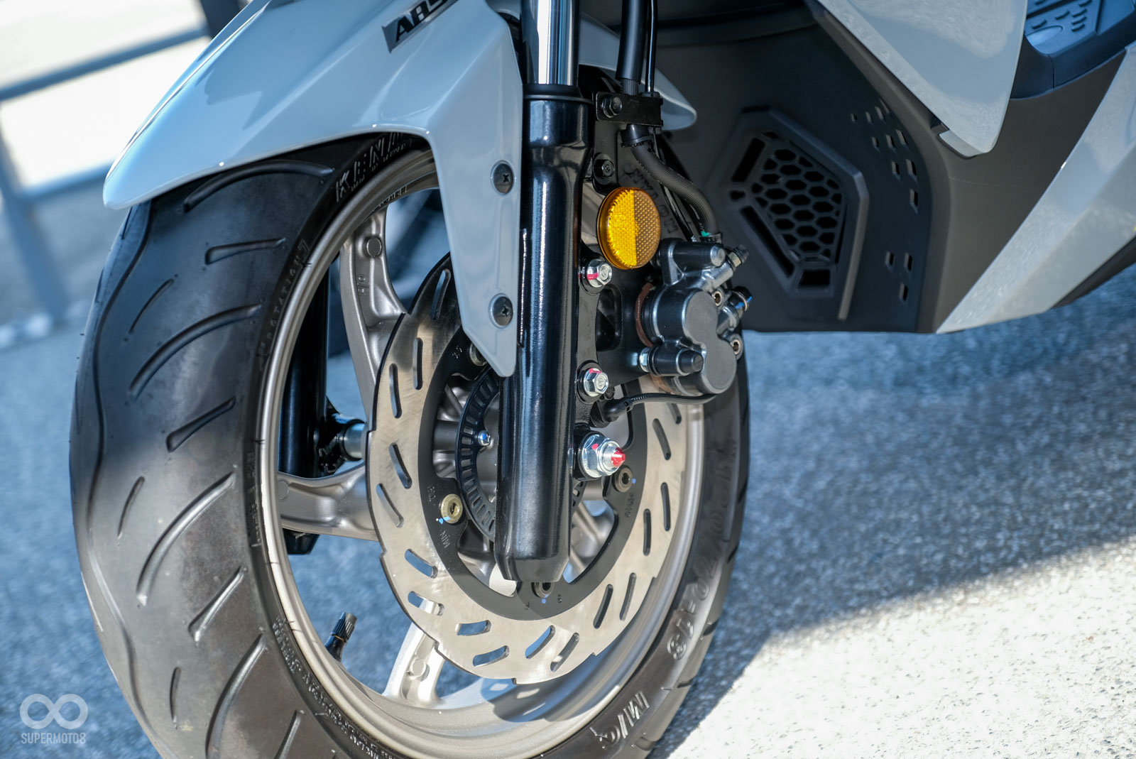 前單二活塞卡鉗,配上260mm碟盤