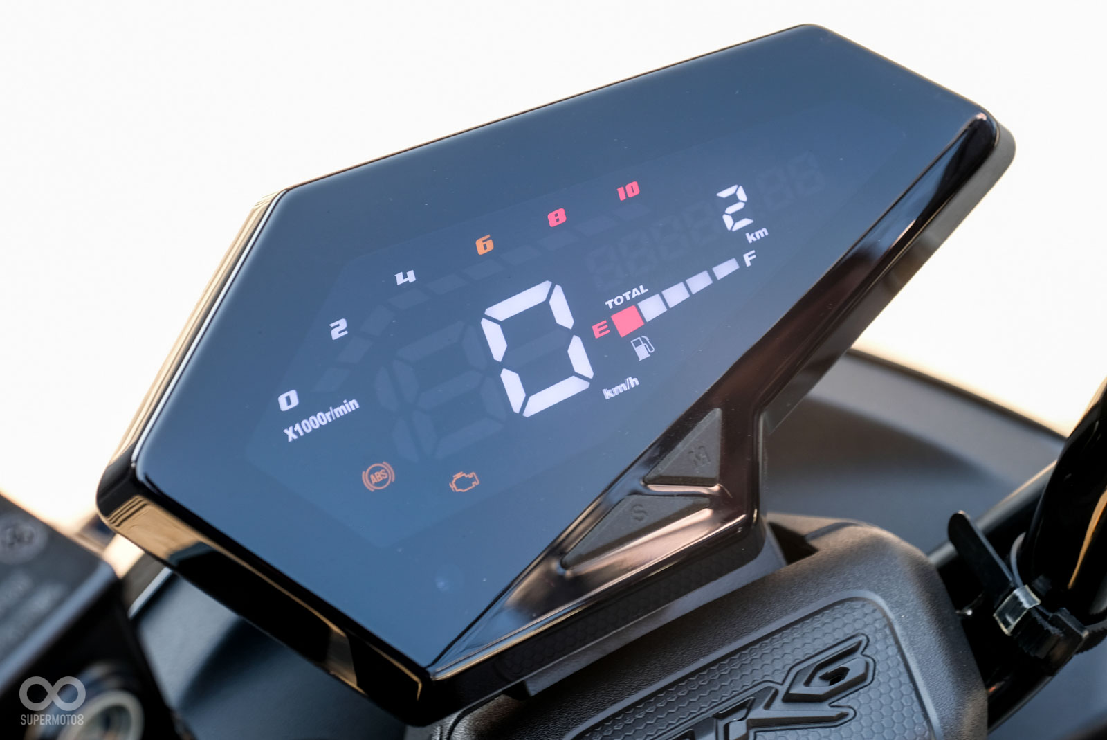 儀表採用全LED設計