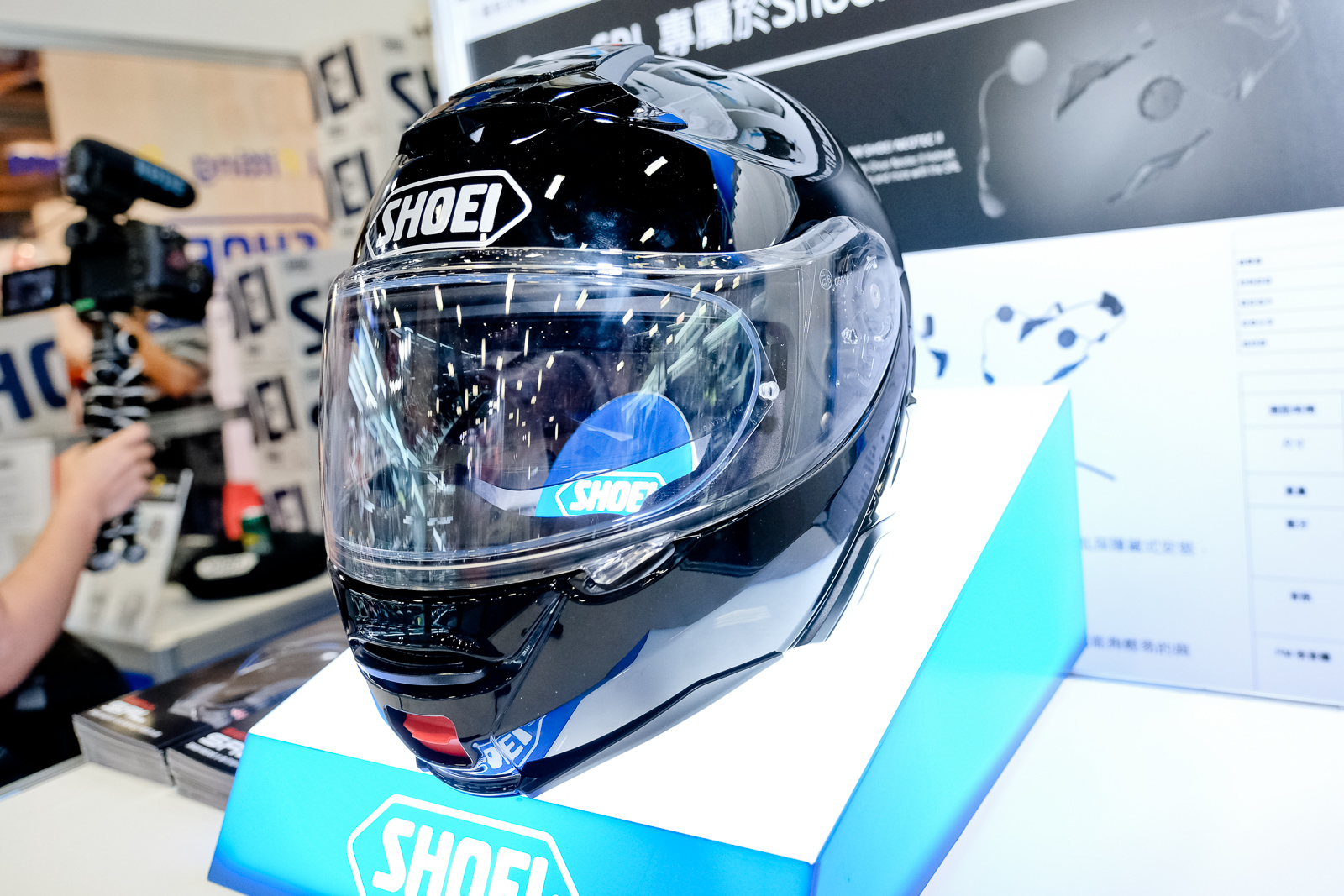 具備兩段式上掀設計與最新的通風孔導流技術