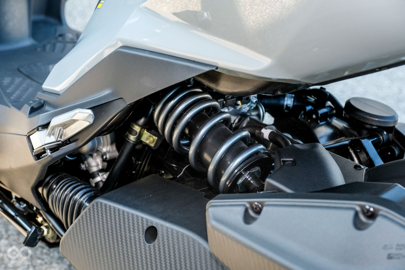 後懸吊為單槍中置設計,較為可惜的是僅提供預載調整