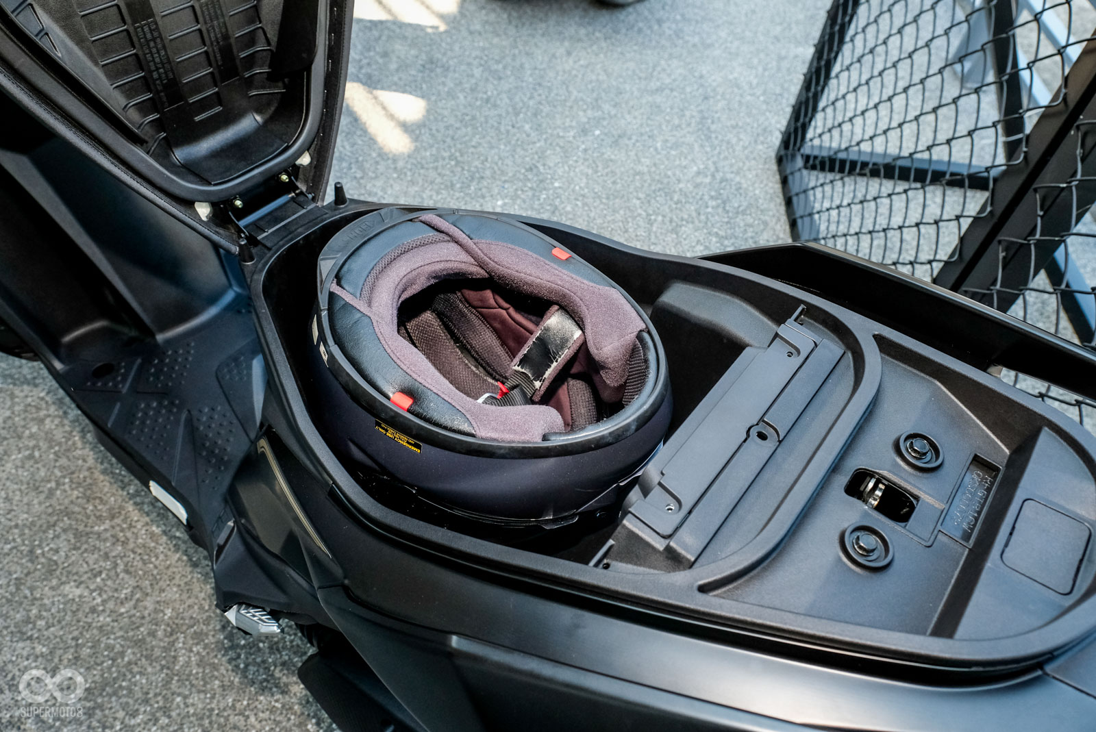 坐墊下空間可放入一頂全罩式安全帽,並可輕鬆蓋起