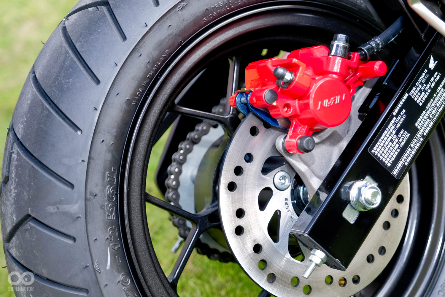 前後碟搭配NISSIN制動卡鉗，並搭載ABS系統