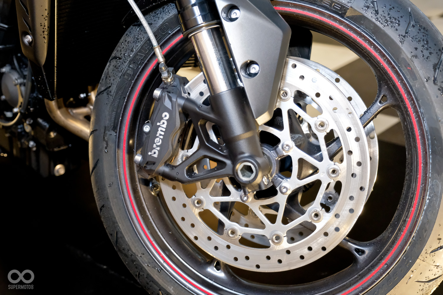 前用上Brembo對四幅射卡鉗、310mm 浮動碟與總磅,在制動表現上非常優異