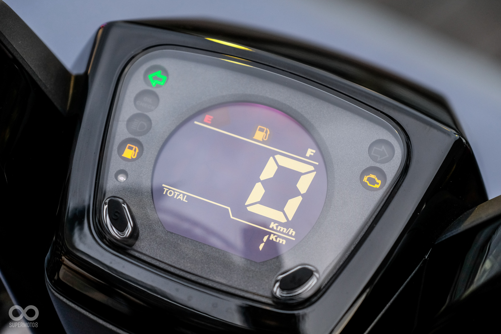 彩色液晶儀錶有著與FNX相同的亮度調節功能,可依據環境光調節亮度,確保騎乘時可以清楚辨識儀表資訊