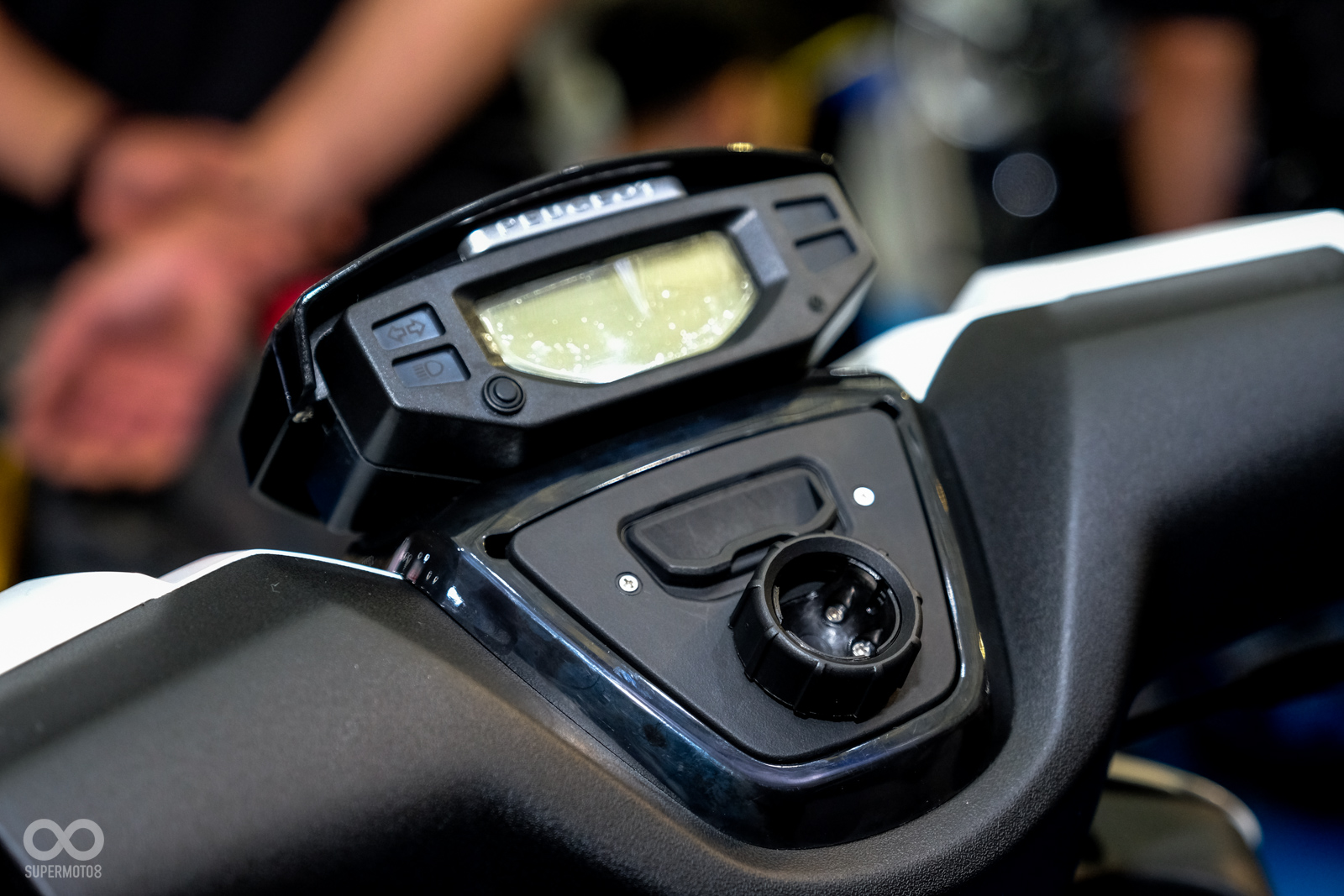 歐洲浪漫,預留手機架的龍頭總成,在蓋子下方有著USB充電插孔