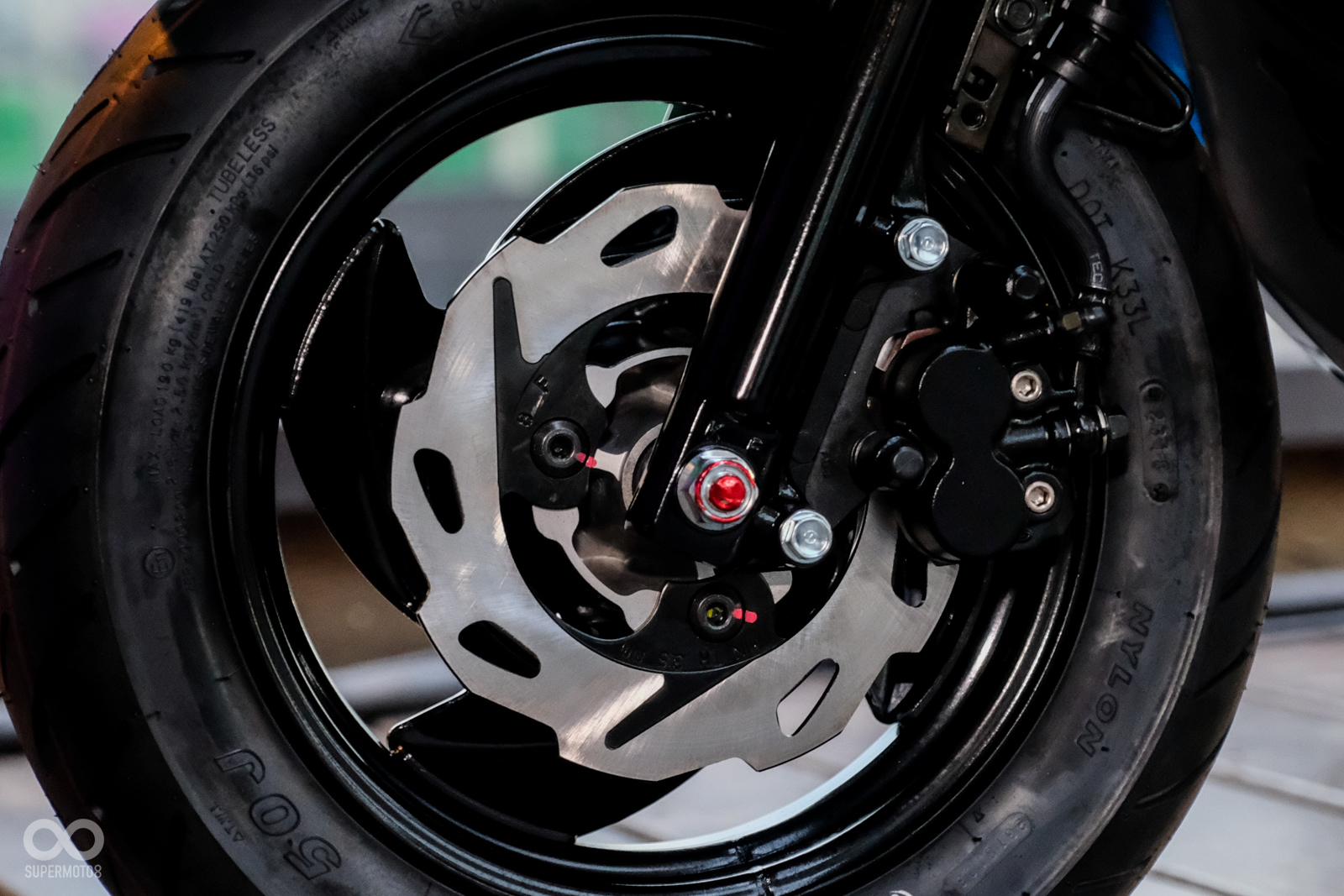 前煞車採用單二活塞卡鉗