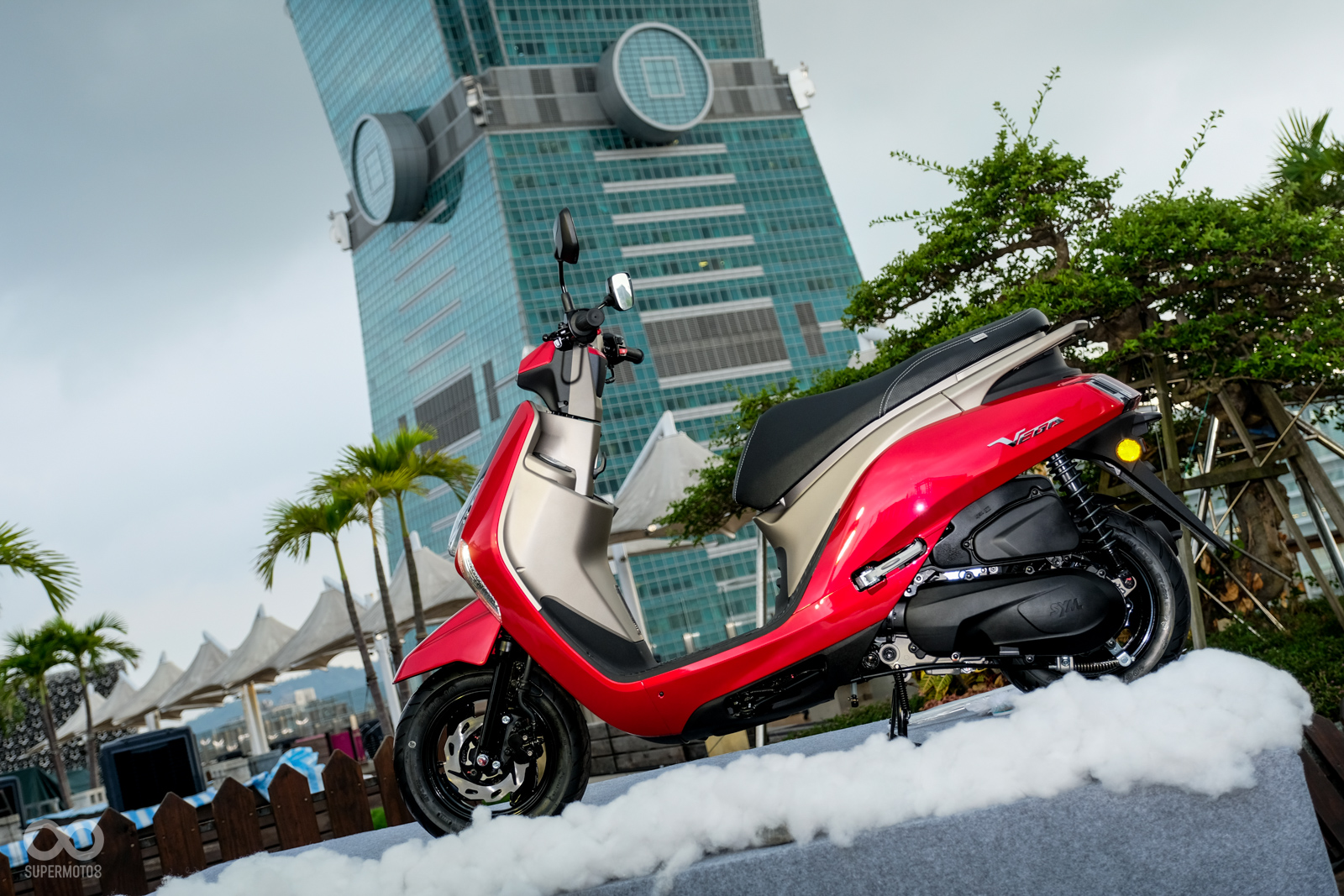 由側視圖可以清楚看見一體式後扶手所營造的俐落線條