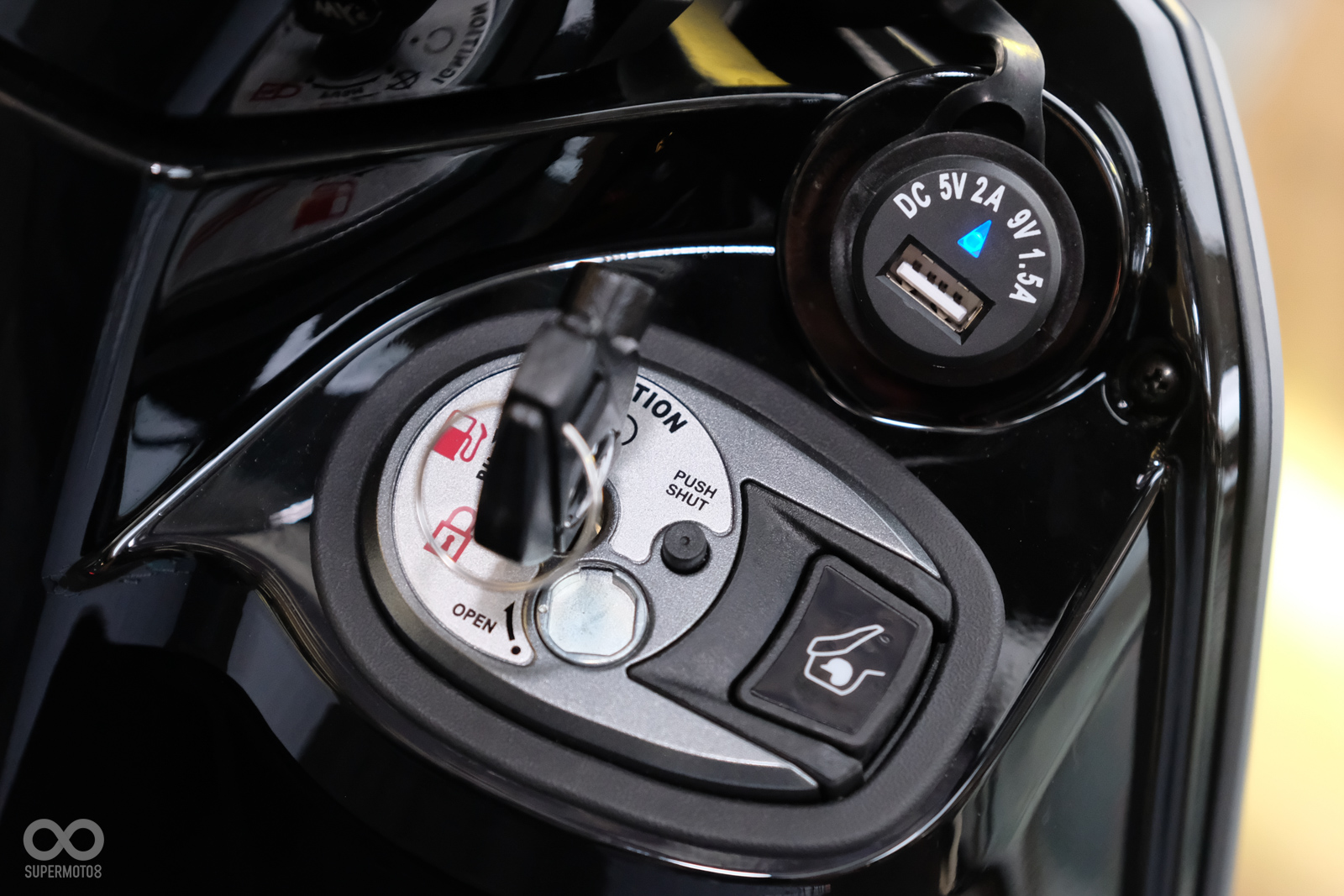 一體式後扶手有著俐落的線條;鑰匙孔旁有坐墊開關以及QC2.0充電插頭