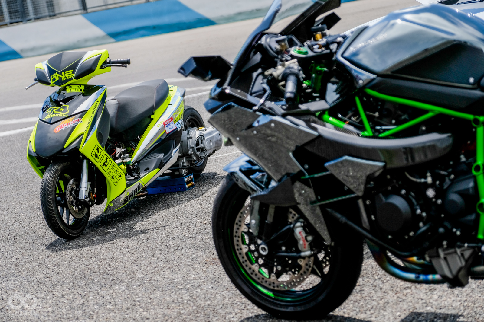 MotoFanatic Battle Day現場有改裝車選美、新車展示、多元攤位,還有精采的表演賽