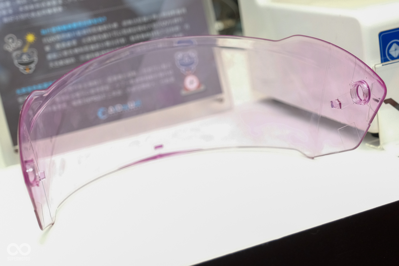 現場測試的鏡片未照射到紫外線時為淡紫色