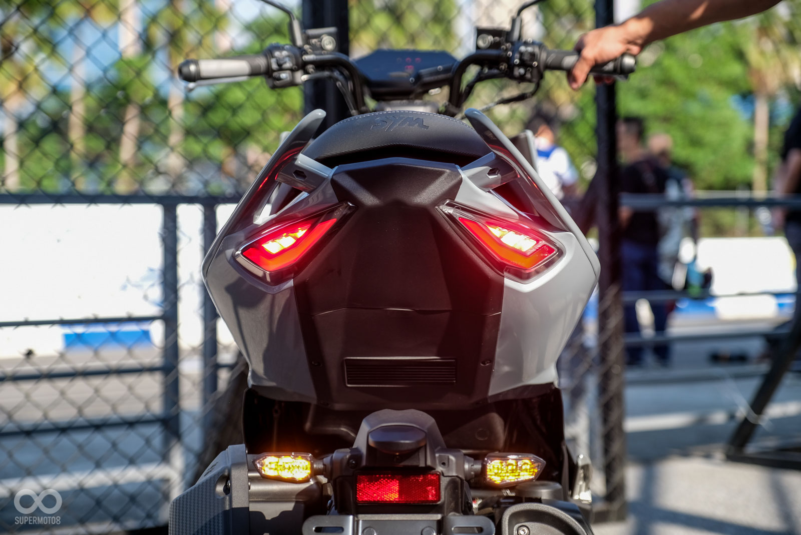 後尾燈為導光條加上LED燈,方向燈與車牌下移至車尾下方