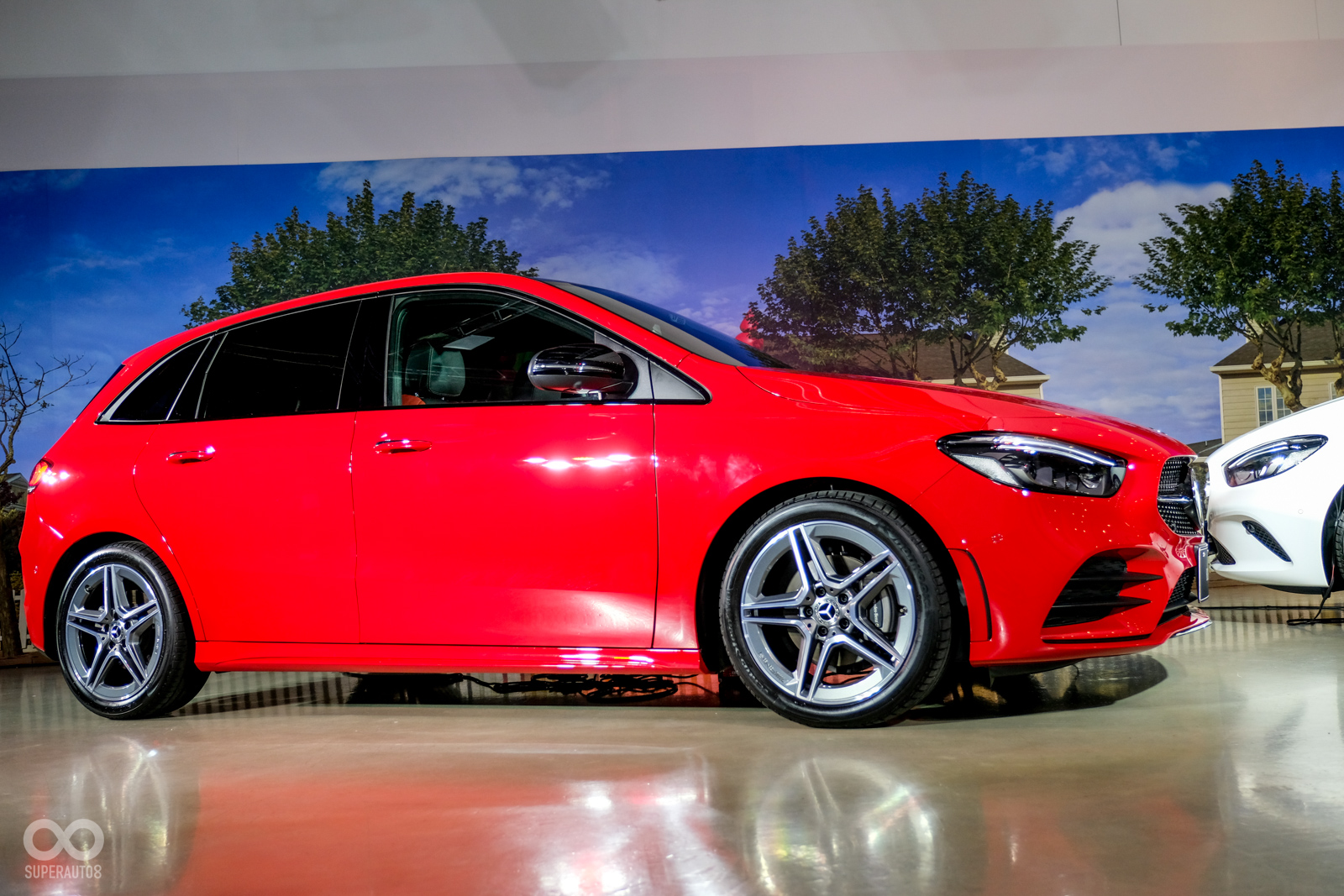 搭載AMG套件的版本在前後保險桿，輪圈式樣都略有差異